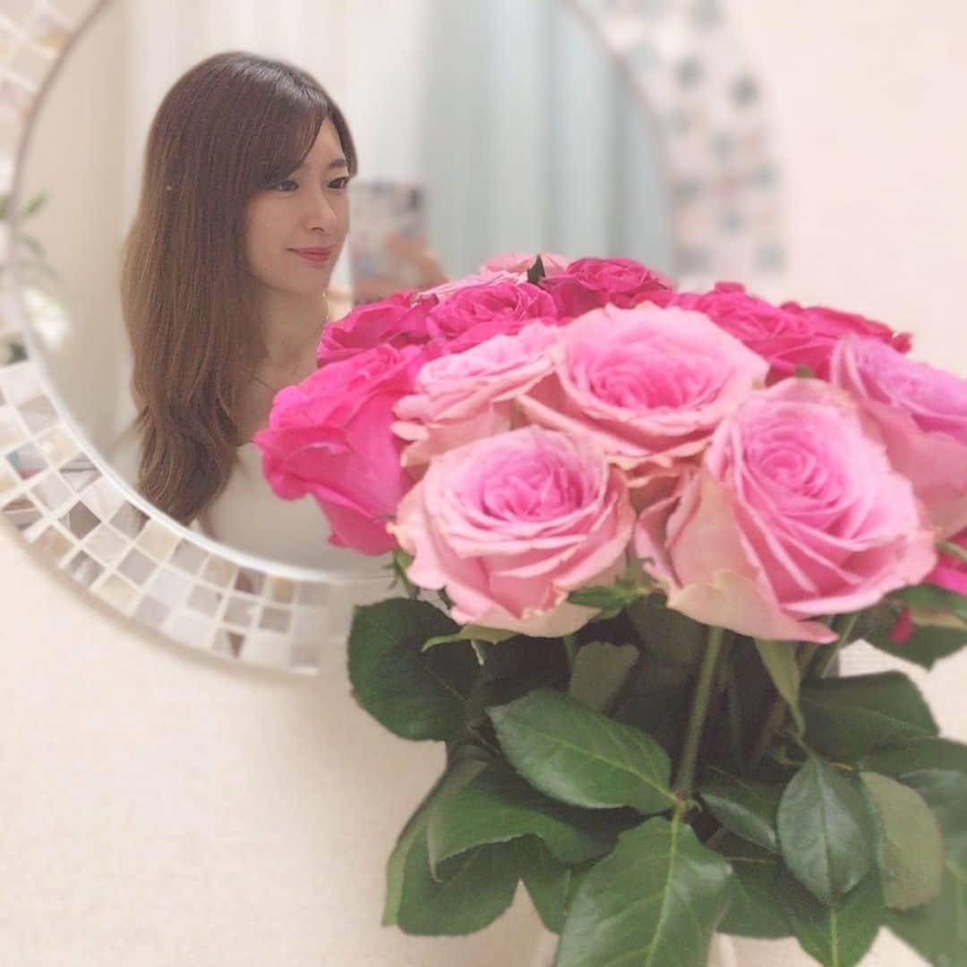 菊池かなこのインスタグラム：「. このバラ10本100円だった😱🌹 お花にハマりすぎて家がジャングル化してる🌿」