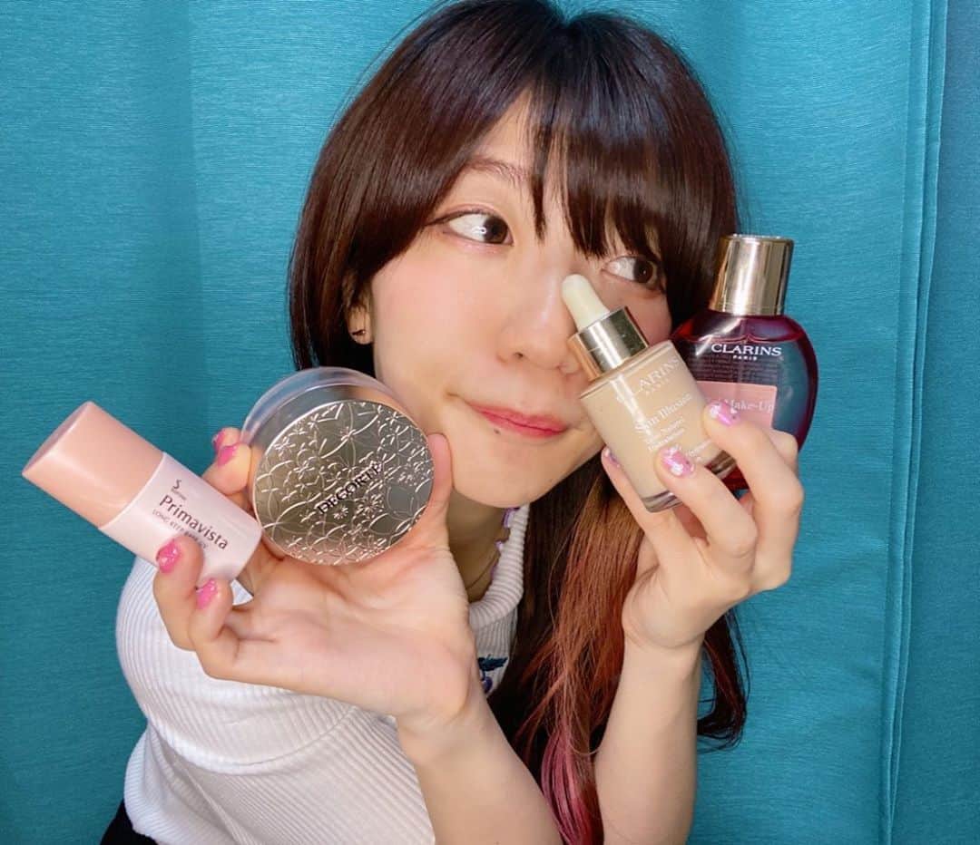 ぱいぱいでか美のインスタグラム：「マスクで汗かいても崩れにくいベースメイクここに落ち着いたかも ꙳ #ベースメイク #ファンデーション #basemakeup  #下地 #primavista  #リキッドファンデーション #clarins #アフターメイクアップローション #clarins  #フェイスパウダー #cosmedecorte ꙳ この写真ちょっと前のなんだけど マスクしてた1日の終わりに撮ったのに崩れてなくない？！ (目立つ肌荒れとかは加工で消してます笑) 下地は有名なprimavistaだけどこれの力がまじで強い気がする〜 でも流石にマスクすると蒸れて崩れるなあとなってたんですが ダチが誕プレでくれたCLARINSの アフターメイクアップローションを ベースメイク後とアイメイクとか全部終わったあとにもう一回 シュッてやると全然崩れなくなった感じがします…！ ネットで評判は見てたけど強い……。 DECORTEのパウダーはファンの方からのプレゼントで サラッと感とかがめちゃ好みで使ってます☻ リキッドファンデもかれこれ2年くらいずっと使ってる〜 サラサラしててめちゃ伸びるので気に入ってます 久々にメイクのこと書いた気がする〜 涙袋のこと聞いてくれた方がいたので近いうちに載せたい…！ 写真うまく撮れなくてね…！待ってて！笑」