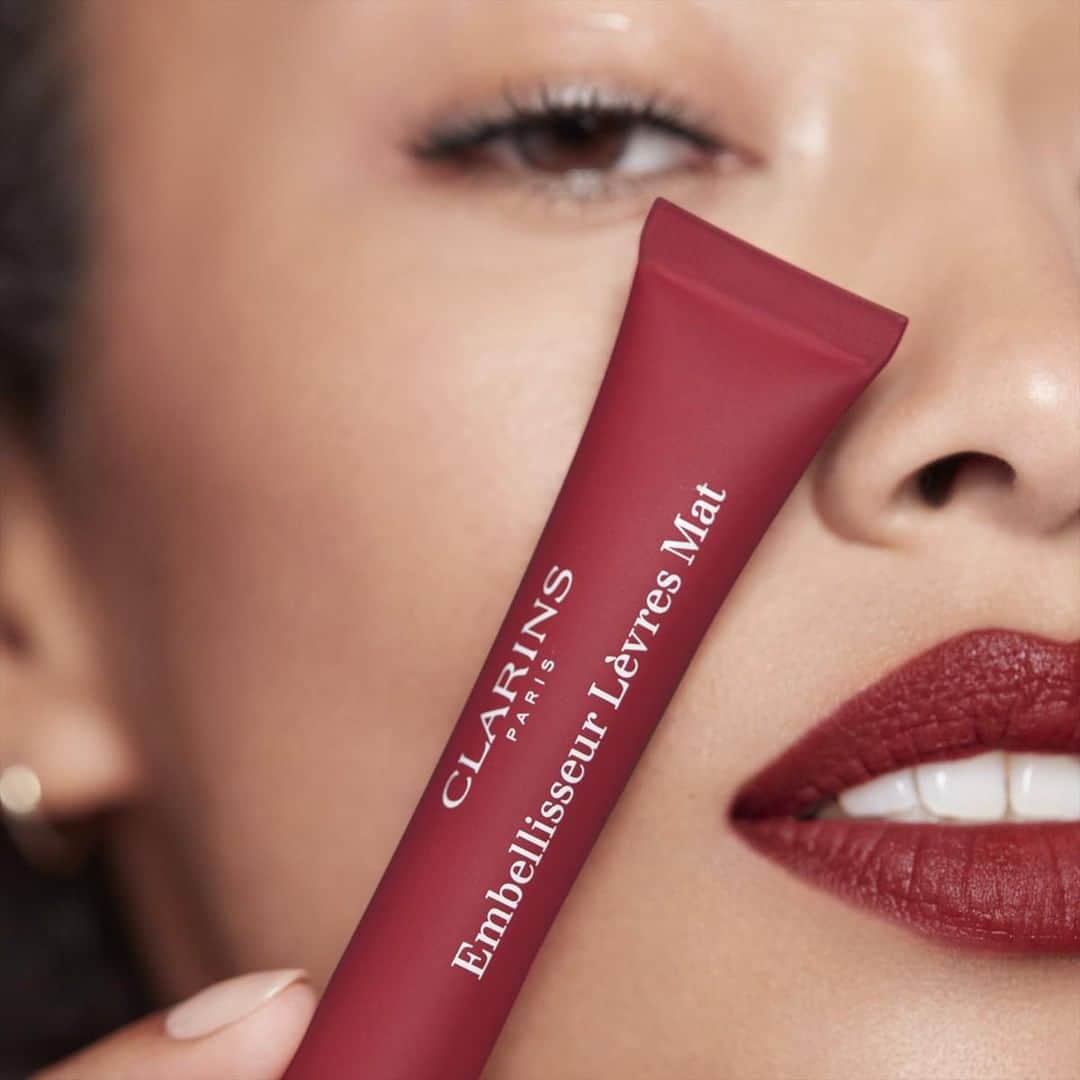 Clarins Franceさんのインスタグラム写真 - (Clarins FranceInstagram)「Et si vous passiez au mat ? ​Notre iconique Embellisseur Lèvres se décline en 4 nouvelles teintes mates​ pour habiller votre bouche d’un fini poudré 💋 ​⁣ .⁣ .⁣ #Clarins #ClarinsMakeup #EmbelliseurLevresMat #Lipstick #MatteLips #VelvetLips ​」6月12日 0時00分 - clarinsfr