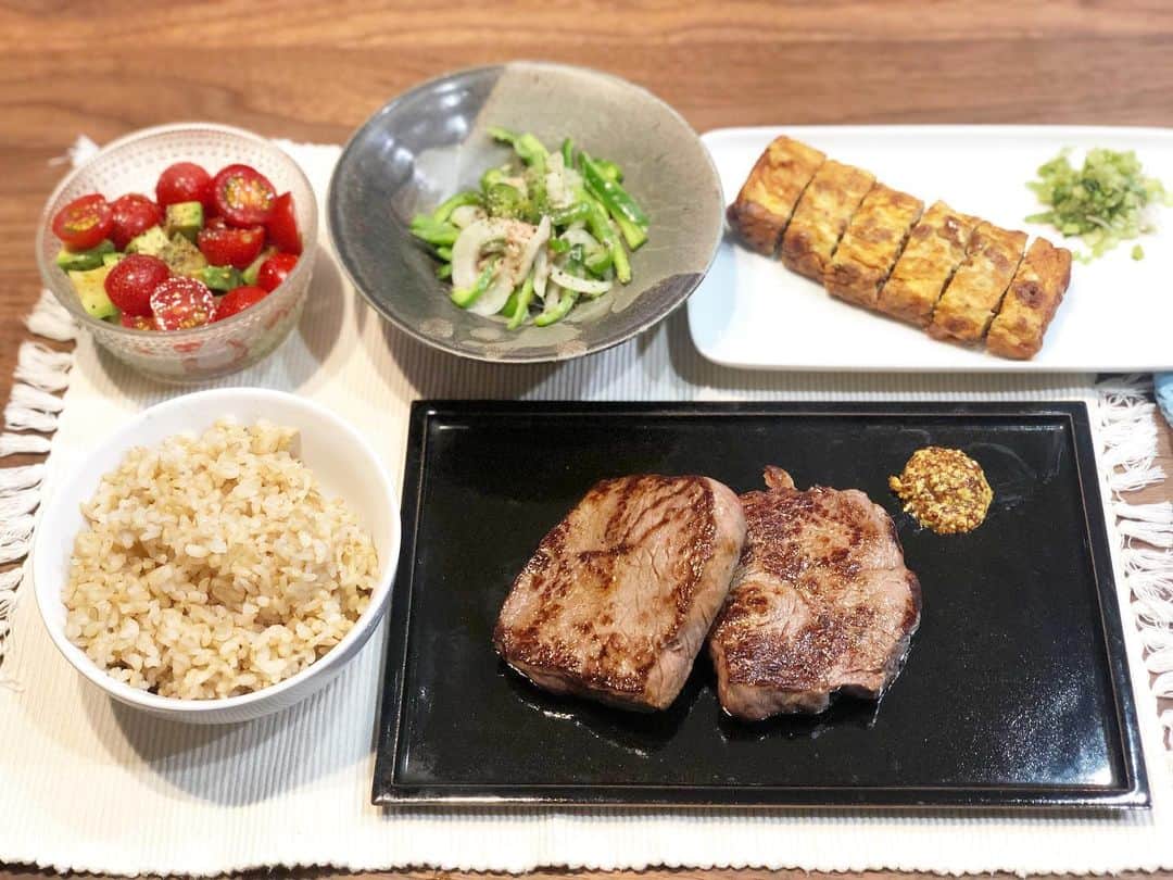 西木恵美里のインスタグラム：「いぇーい！ステーキ🥩食べました！ 旦那さんのお父さんが選べる山形牛を彼の誕生日(4/24)に送ってきてくださってて、日付指定に迷い、結果、結婚8ヶ月という特に普段ならなにもしないけどせっかくやし、ってことできょうに🍽  #ランプステーキ #納豆しらす卵焼き #ピーマンと玉ねぎのツナ和え #アボカドトマトサラダ #玄米  #手抜きご飯 でも #最高」