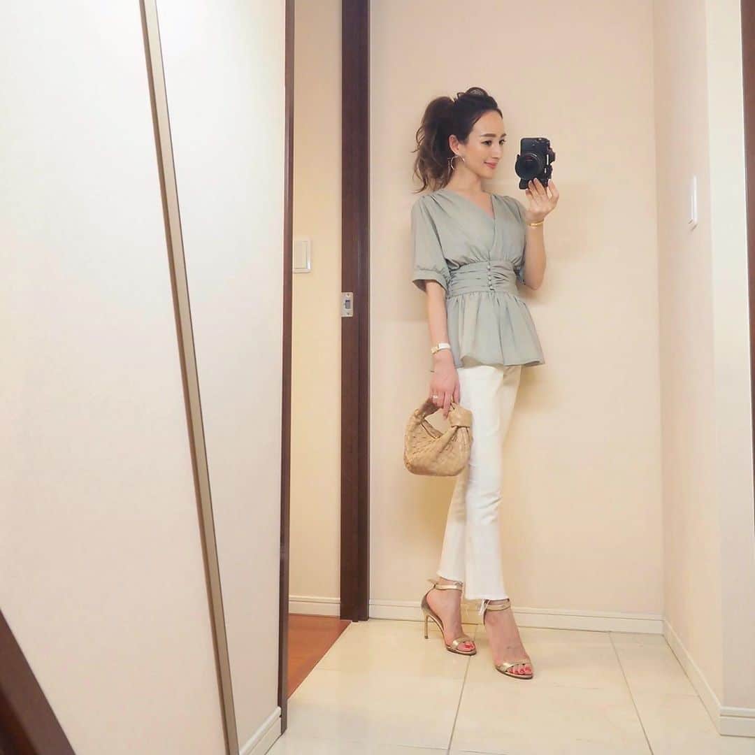 のインスタグラム：「先程の投稿が消えてしまい、再投稿です🙇‍♀️ いいねくださっていた方、ごめんなさい！！😭😭 湿気と熱気が織りまざり 東京もいよいよ梅雨入りですね☔️くせ毛のストレートをしたいところですが なかなかサロンに行けず、寝起きの前髪がひどいです😂 お洋服はミントカラーの薄手ブラウスで涼しく💓 top#fifth#フィフス　@fifth_store #fifthtl#カシュクールシアーブラウス bottom#stunninglure#スタニングルアー shoes#gianvitorossi#ジャンヴィトロッシ  bag#bottegaveneta #ボッテガヴェネタ #newbottega」