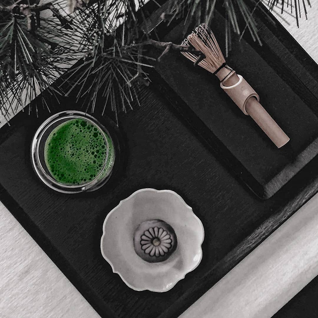 Matchæologist®さんのインスタグラム写真 - (Matchæologist®Instagram)「🙋 Raise your hand if you’d like to enjoy a nice cup of freshly brewed 🍵 #Matcha and traditional Japanese sweet treats on the side! 🌸 Thanks to @senseatsuko | @matchaeologist_jp for this beautiful #MatchaRitual capture of our signature Matcha #Brewing Kit and an impressive range of our artisanal matcha. 🌿 . If you are interested in learning more about matcha and the art of the Japanese tea ceremony in the comfort of your own home, we highly recommend our Matcha Brewing Kit. 🍵 The kit features our signature Matsu™ artisanal matcha — perfect for ceremonial tea preparation in a traditional style. 🌿 . 👉 Click our bio link @Matchaeologist to embark on your #MatchaRitual journey today! 🍃 . Matchæologist® #Matchaeologist Matchaeologist.com」6月12日 0時03分 - matchaeologist