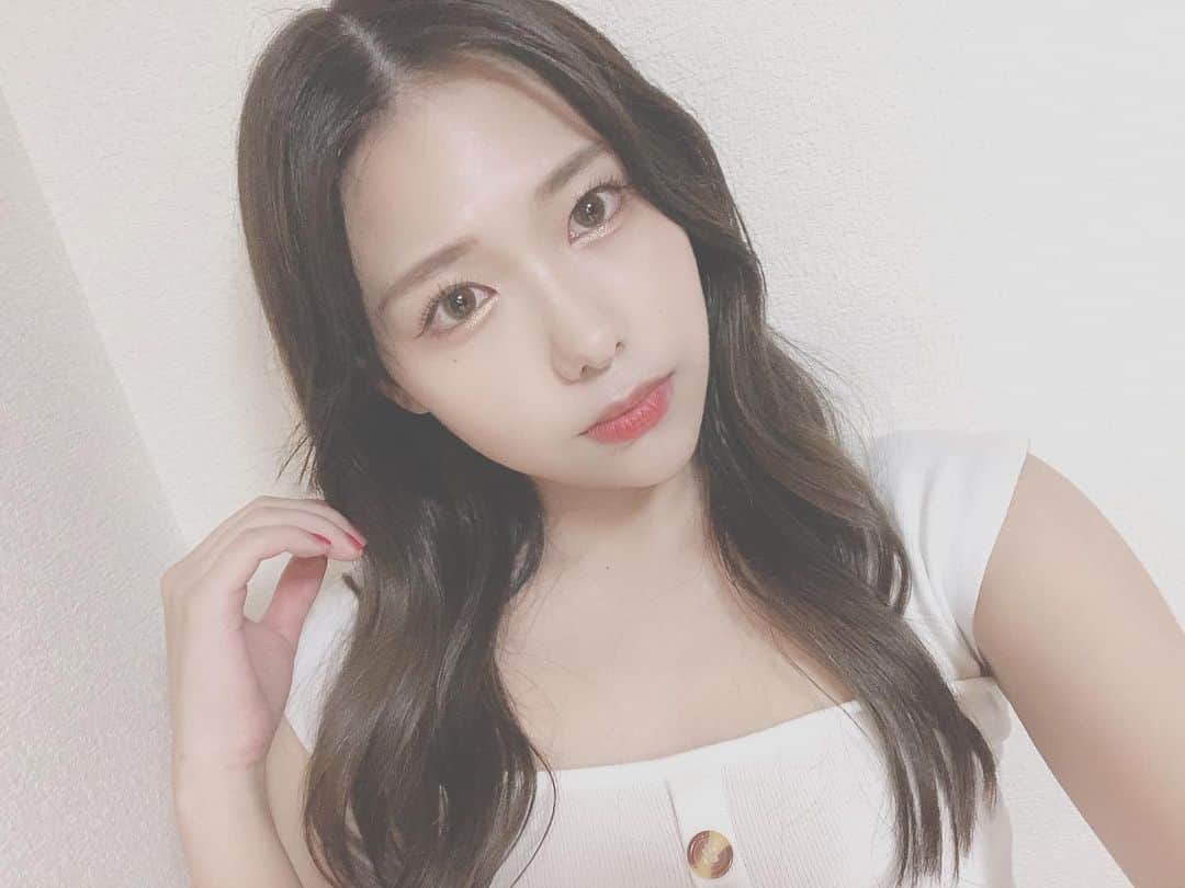 水城夢子のインスタグラム：「にゅーへあーだよ　顔まわりにレイヤー入れてもらって前髪流しやすくなった🥺　色は生まれたての赤ちゃんみたいなお日様にあたると透き通るアッシュベージュ  #ヨシンモリ #spice #アッシュベージュ　#レイヤーカット　#hairstyle #ヘアカラーアッシュ」