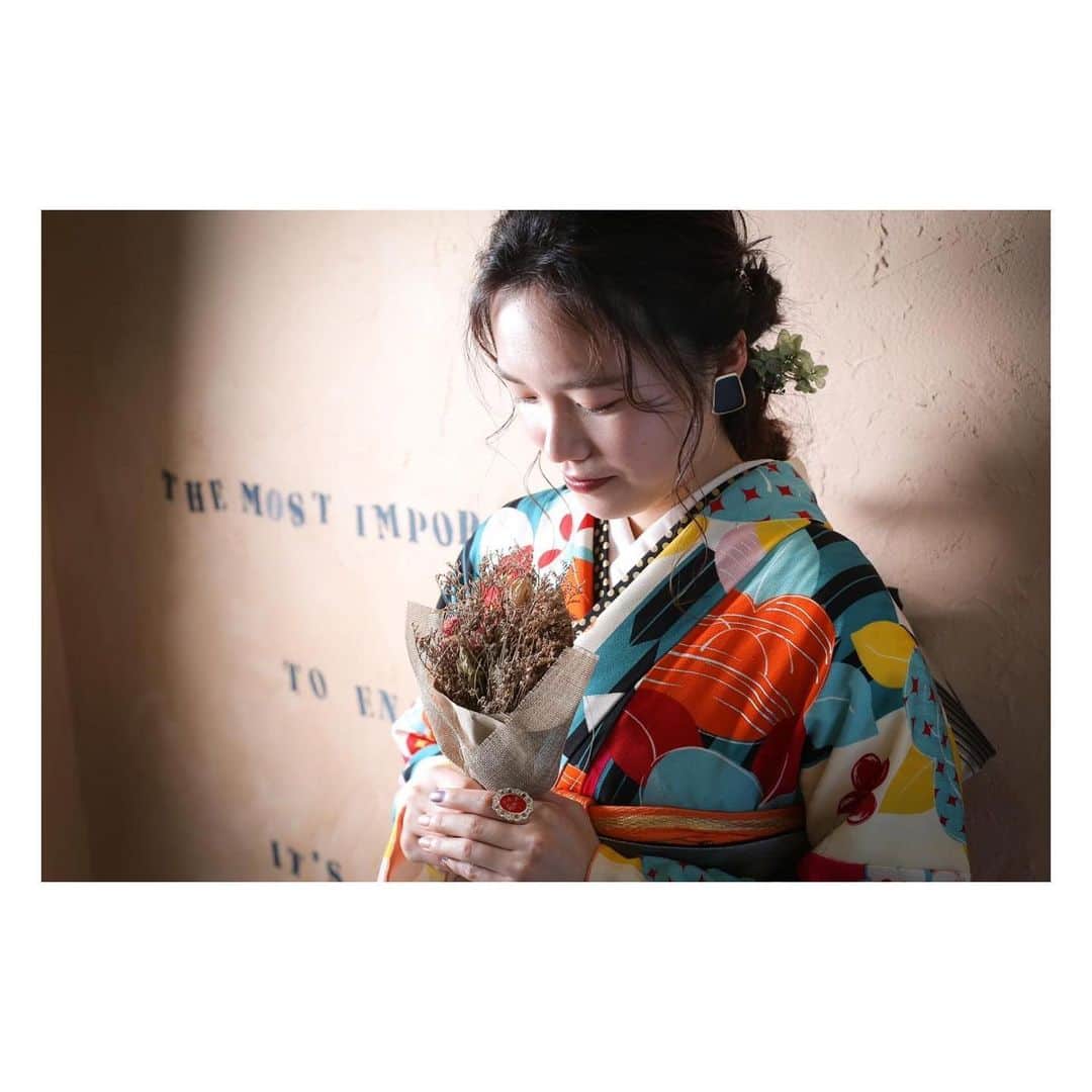 のインスタグラム：「🌱 furisode ♡ 当日レンタル、撮影、持込 全て受け付けております🙆‍♀️ :  #StudioCiel #スタジオシエル #BIGHOP #印西振袖 #千葉県振袖 #白井振袖 #美容師 #千葉 #おしゃれ振袖コーデ  #成人式 #振袖 #シエフリ #natural #antique #photo #fashion #coordinate #写真館 #振袖コーデ #振袖ヘア #モダン #レトロ #古典 #着物 #ストレート #エヌドット #前撮り」