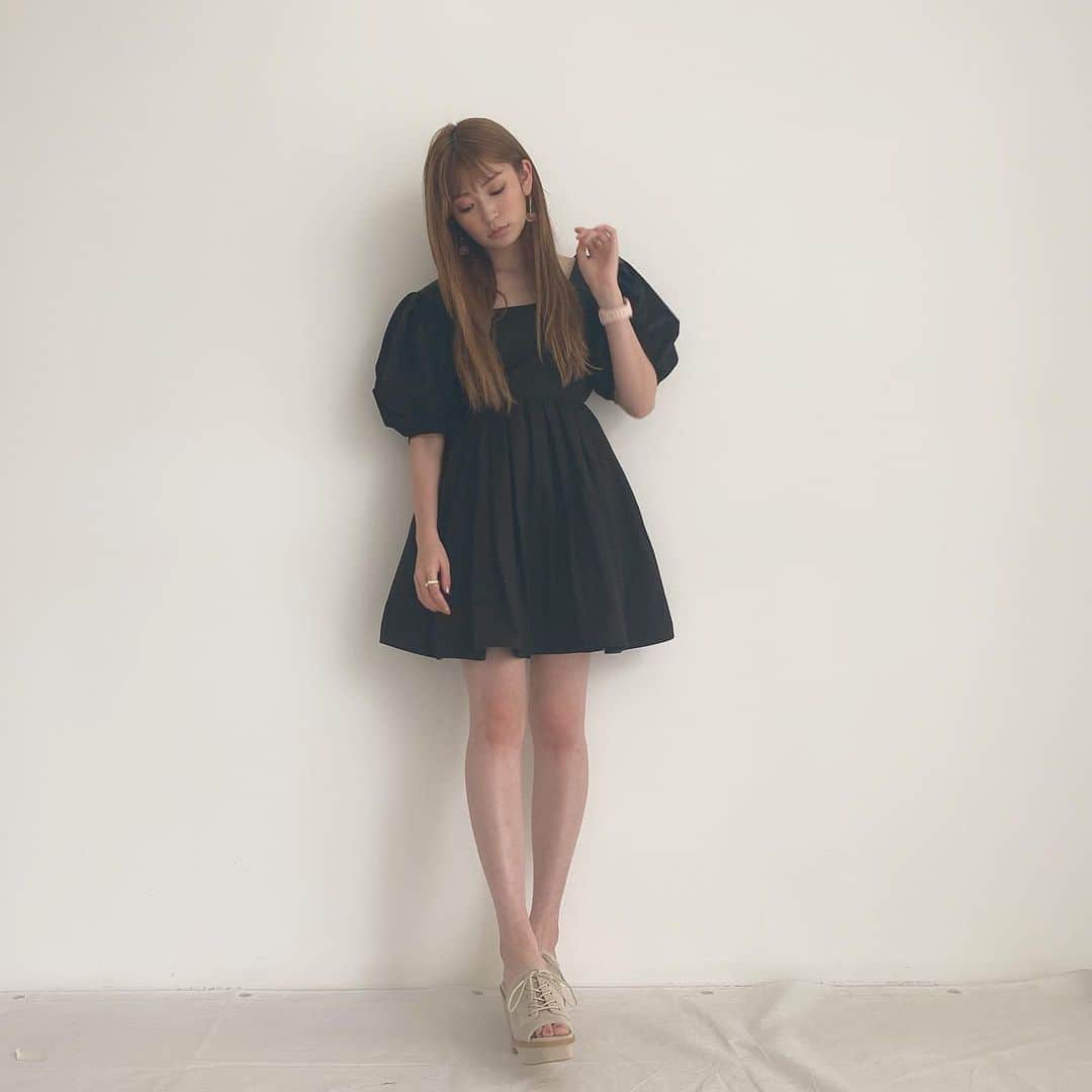 吉田朱里さんのインスタグラム写真 - (吉田朱里Instagram)「私服の撮影もあったので お気に入りワンピと早く履きたくてウズウズしてたサンダル👡🤍 . #honeymihoney のです🖤🧡 . #ootd #fashion #fashionstyle  #style #アカリンコーデ」6月12日 0時21分 - _yoshida_akari
