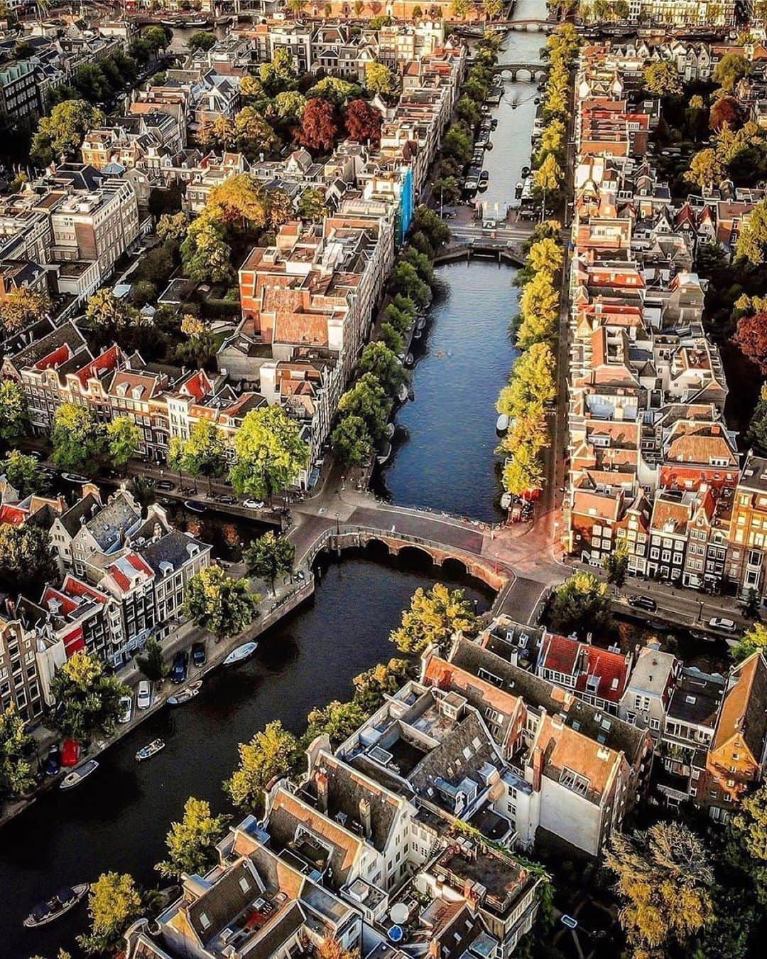 Earth Picsさんのインスタグラム写真 - (Earth PicsInstagram)「Great view of the Amsterdam canals in The Netherlands 🇳🇱 shot by  @arden_nl」6月12日 0時35分 - earthpix