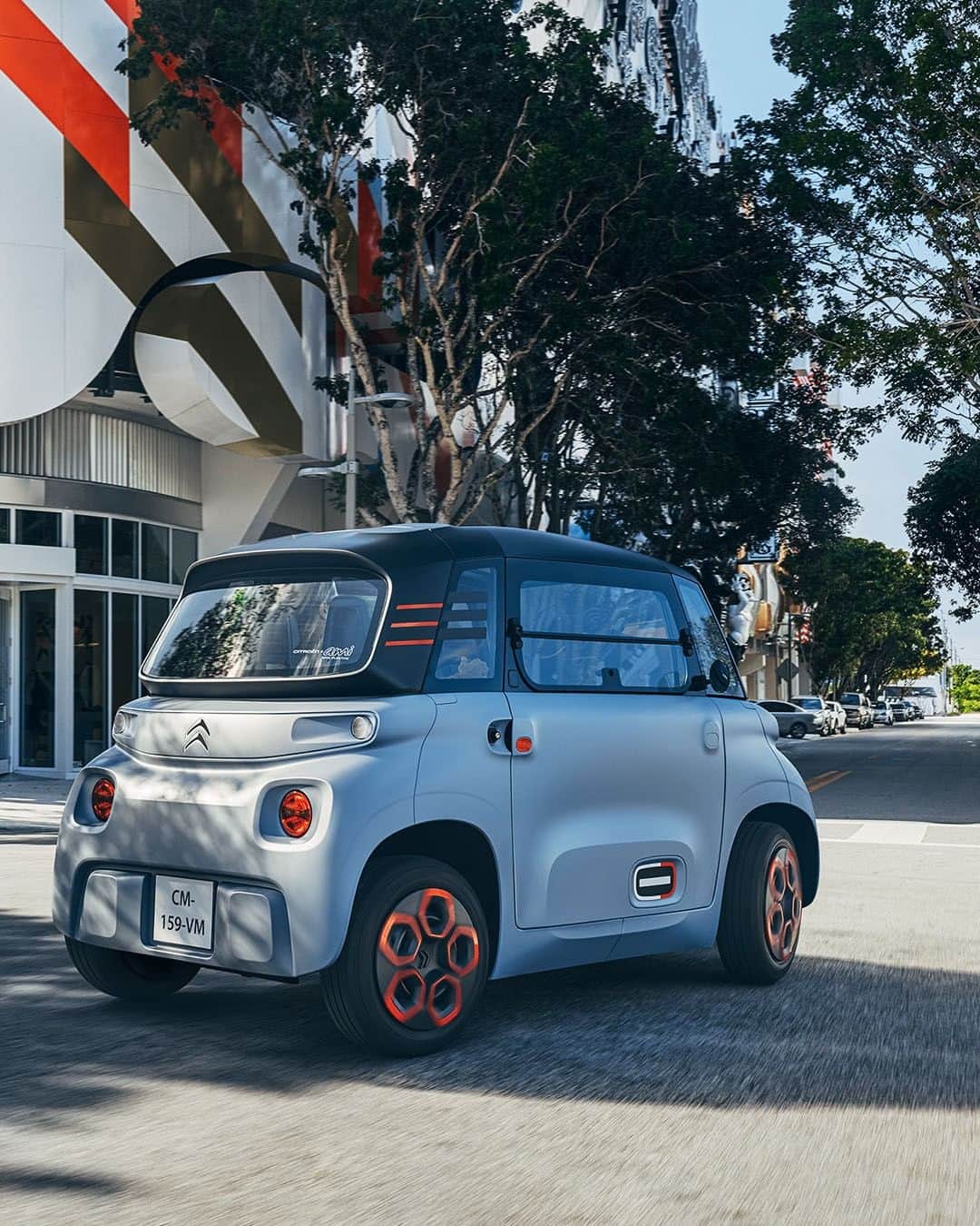 Citroënのインスタグラム：「Citroën AMI-100% ËLECTRIC and you: the dynamic duo electrifying our cities 🥰⚡️#CitroënAmi #ËLECTRICforAll #InspirëdbyYouAll #Mobility #UrbanMobility #Urban #Car #Instacar #CarofInstagram #Lifestyle #Electriccar #Electricvehicle #Design #City」