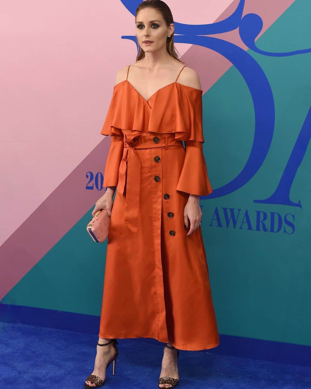 オリヴィア・パレルモのインスタグラム：「This past Monday would have been the annual #cfdaawards, a celebration of the fashion community's achievements and recognition of its greatest talent. Recent events have prompted the fashion industry, and the members of its community, to take a needed hard look at itself. The @cfda, an organizational pillar of the industry, has led by example in pledging to support its community members both economically and socially through various programming and initiatives. In honor of those efforts, I wanted to share a few fond memories of CFDA Award ceremonies of the past. I look forward to future moments where we can all be together and celebrate our industry's perseverance, resilience, and work towards better inclusivity and representation 💫 Link in bio.」