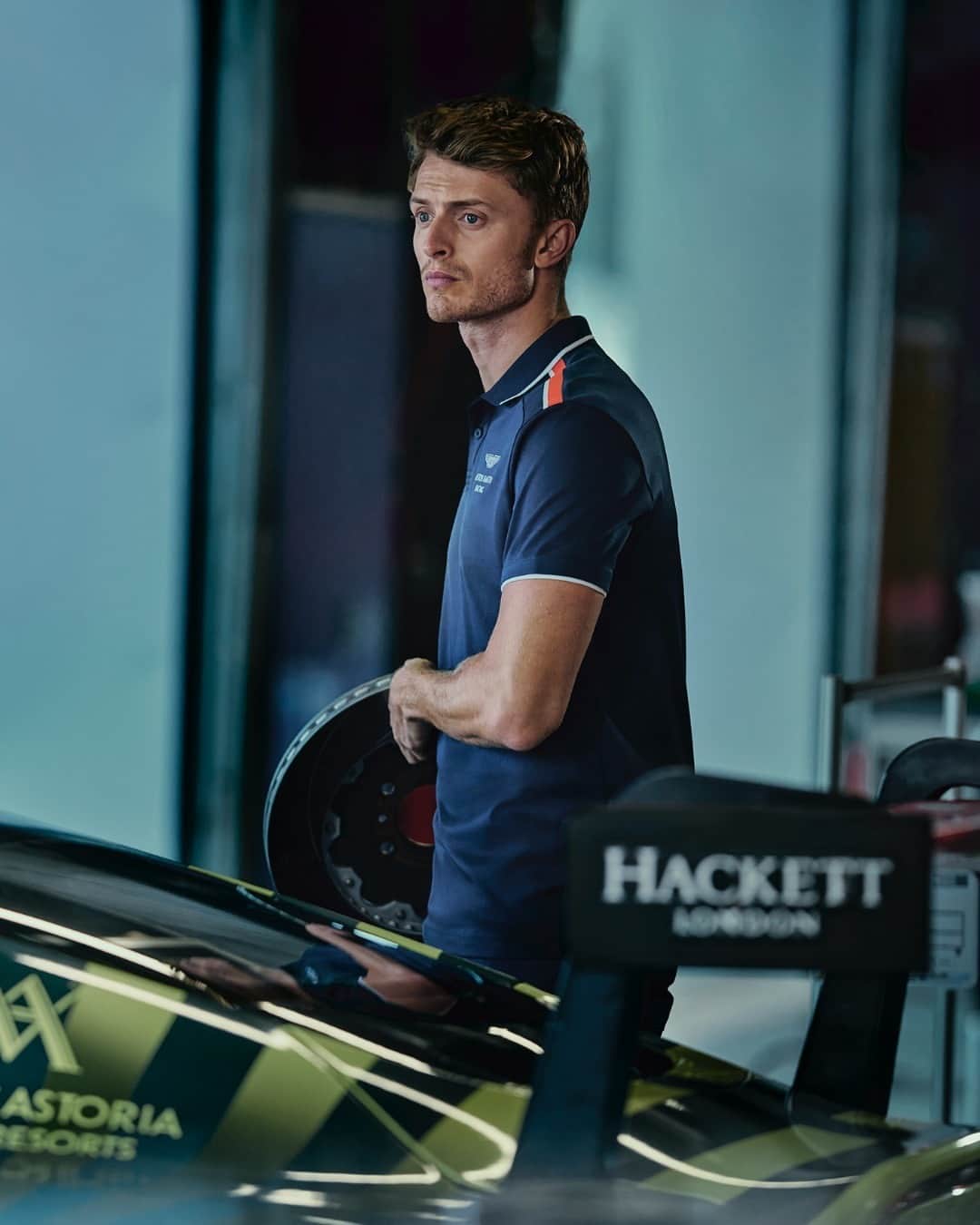 ハケットのインスタグラム：「Combine comfort and style with everyday leisurewear that’s a cut above the rest.  Explore our @astonmartinracingofficial collection. #STAYHackett.」