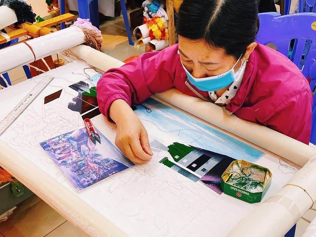 旅ぷらAPTトラベル ハノイ支店のインスタグラム：「・ 【お土産としても人気のベトナムの刺繍絵画🧵】 ・　 ベトナム人の特徴の一つともいえる 器用で繊細な手から生み出される美しい『刺繍絵』は、 まさにベトナムの伝統作品の一つです。 ・ 細かく、多彩な色が使われたベトナムの刺繍絵は、 もはや絵画に間違えるほど😳💓 ・ 今では、観光スポットの大きなお土産屋さんで 購入や実際に作成しているところを見学できたり、 街中のお土産屋さんなどでも販売されているので ベトナム土産としても人気です！😊 ・ 値段もピンからキリまでですが、 安いもので約千円ほど。 高いものでは何十万円もするものもあります🌟 ・ ベトナムの刺繍絵の技術は、遥か昔の王宮で生まれ、 刺繍を得意とする衣装職人たちが、王宮内を飾るために刺繍で絵を作り上げたのが始まりだそう🤴🏽✨ ・ 豊かな自然や南国ならではの鮮やかな色彩を再現するため 沢山の色糸を使いこなし、微妙に色の違う糸を縫い混ぜて 自然の複雑さを忠実に写し取るベトナムの刺繍技法は、 世界でも高く評価されています！🇻🇳 ・ ベトナムの風土と歴史が凝縮されている刺繍絵を ぜひ実際に見に来てください🥰」
