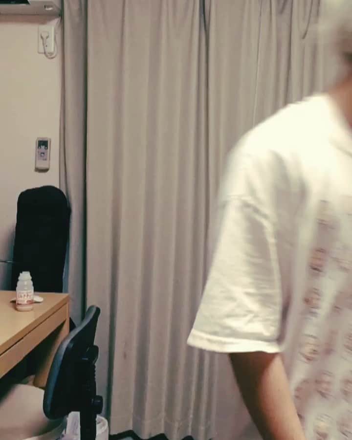 樋口和真のインスタグラム：「Tシャツ注文してくれたみんな！ 一枚一枚、丁寧に畳んで 届けるからまっててね！🐰」