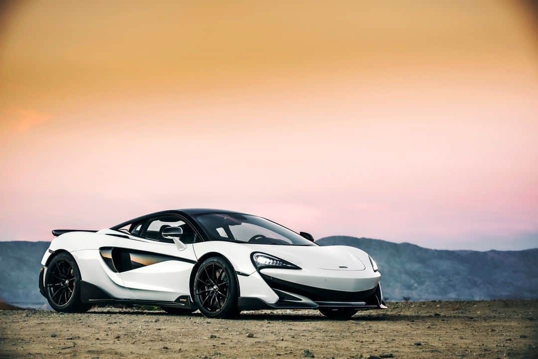 McLaren Automotiveさんのインスタグラム写真 - (McLaren AutomotiveInstagram)「Aerodynamic bodywork meets lightweight aluminium body panels in the McLaren 600LT. A longer and wider front splitter, fixed rear wing and elongated rear bumper all make for a more aggressive looking car and more downforce」6月12日 1時04分 - mclarenauto