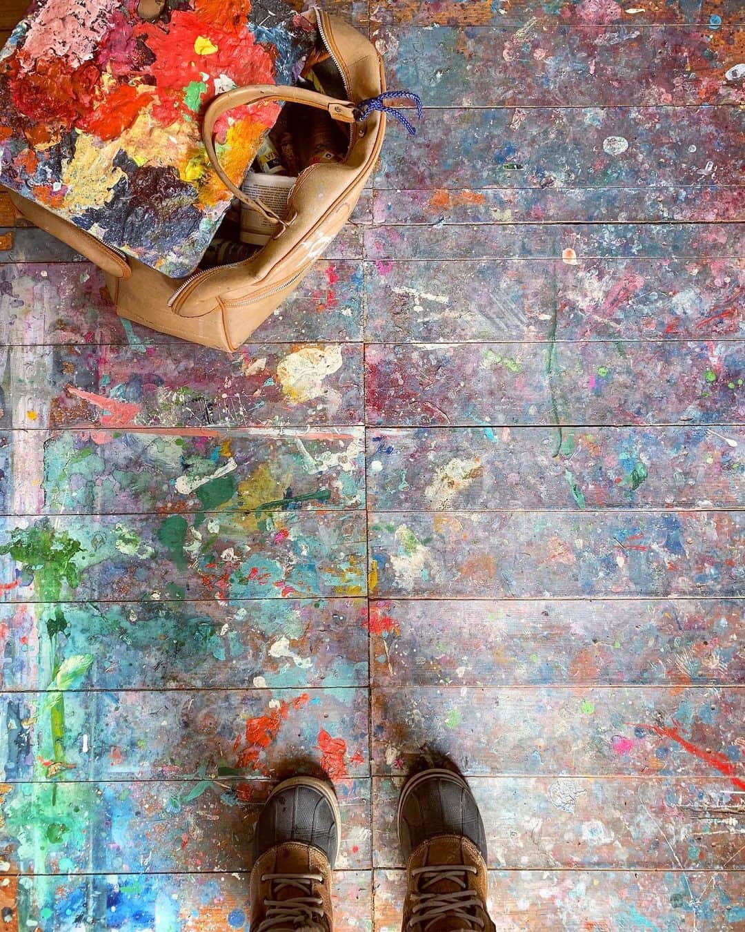 Tea and sittingのインスタグラム：「✨Some process from today... it was great to paint over an old painting today ( swipe across to see ); I love the unexpected  inspiration the established, older ‘layer’ can bring to a new piece. I also haven’t collagéd directly onto a canvas for about 10 years but it somehow feels right again at the moment. Its very early days though, so who knows whether it will even be visible at the end of it, or even if this canvas will be the final home for this scent painting...I basically decided that the canvas was there to be explored and experimented on rather than making it too precious at this stage and so I also sprayed some of the #tropica scent from @maya.njie.perfumes directly onto it. It feels lovely working with the scent coming gently in and out of focus and blending with the shed interiors at the same time...lots of moving layers 💚✨ #synaesthesia #synesthesia #consciouscreativity #artby5ftinf #scentpainting #synaesthesiaart #synesthesiaart #perfumepainting #sensoryplay」