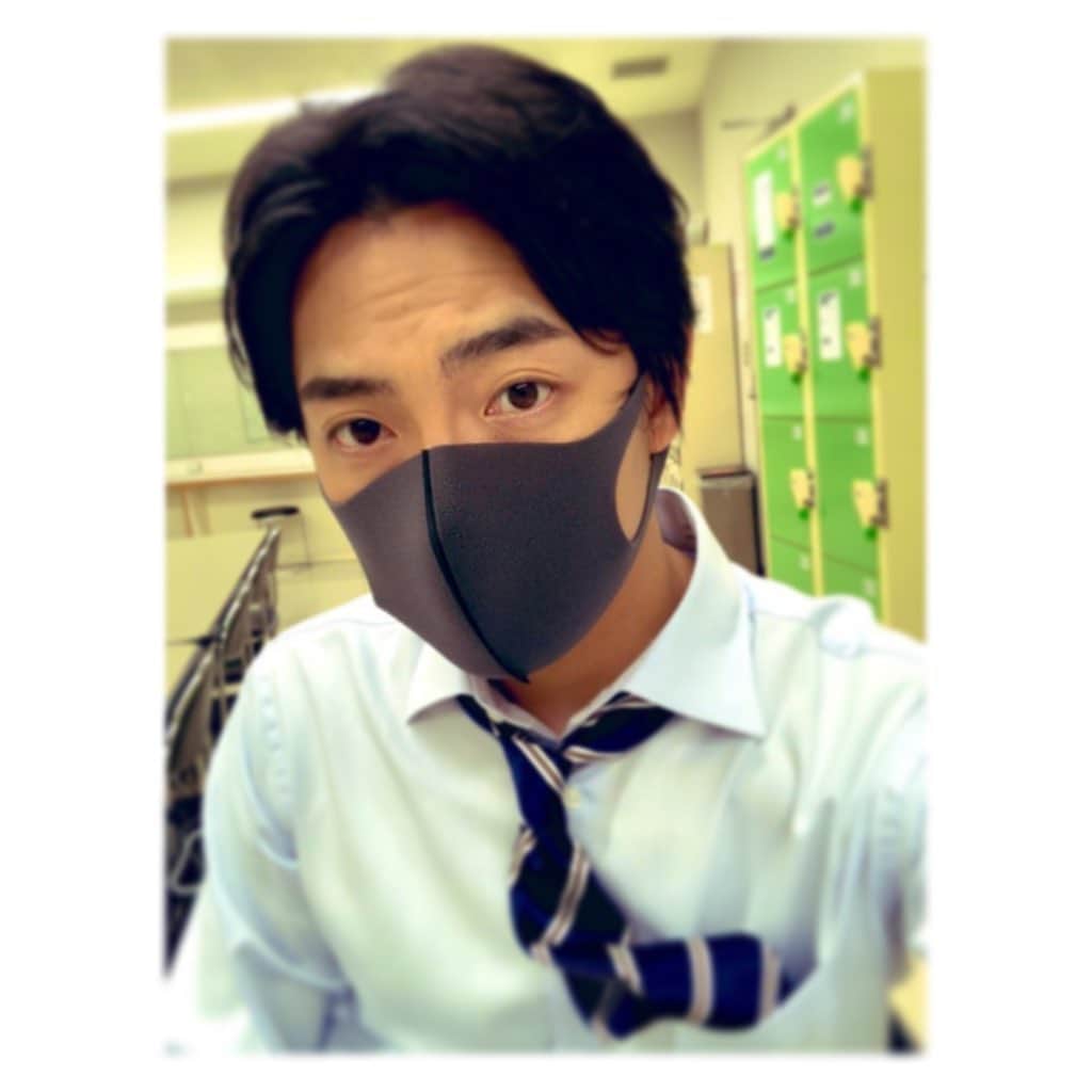 長田成哉のインスタグラム：「新しい撮影様式を体感した日でした。 撮影現場の対策努力にホント脱帽。 徹底してます。 早くワクチン出来て思いっきりでぃすたんす詰めれる日が早く来て欲しい。 #ソーシャルディスタンス」