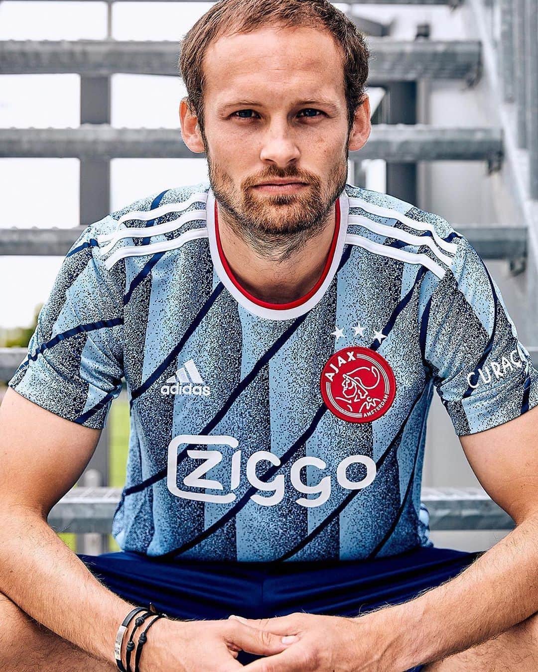 F2Freestylersのインスタグラム：「The new @afcajax away kit! 😍🤤 What’s your favourite kit of all time? ⚽️👕 COMMENT BELOW! ⬇️」