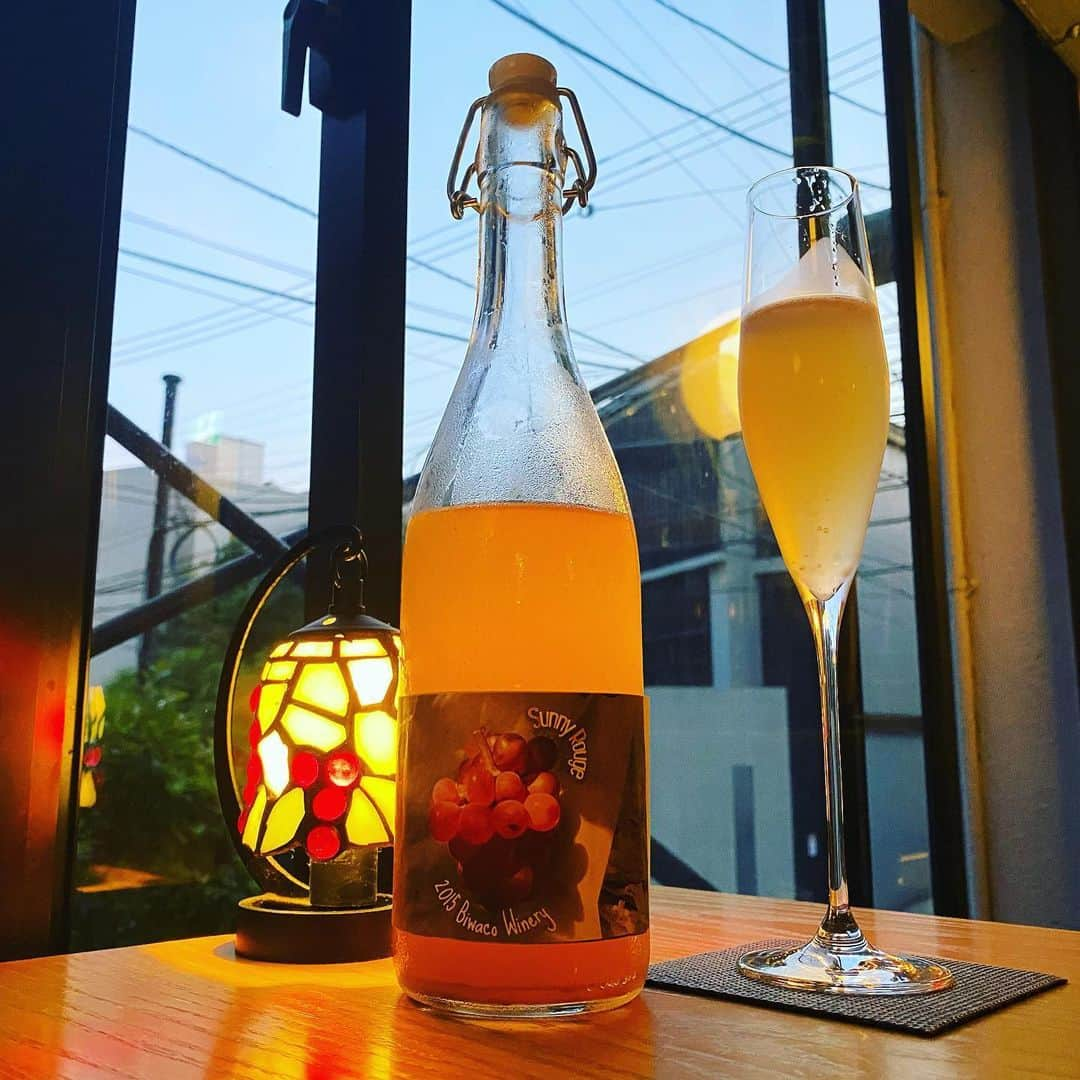 ひぐち君さんのインスタグラム写真 - (ひぐち君Instagram)「夕暮れに、キンキンに冷えたサニールージュの泡を🍷 ほんのり甘く、すりおろした林檎みたいな果実感😊 #浅柄野サニールージュ　2015 #無濾過生詰　 #sunnyrouge  #琵琶湖ワイナリー  #栗東ワイナリー #滋賀県　#栗東市  #日本ワイン　🇯🇵 #japanesewine #vinjaponais  #wine #vin #vino #winetime #winelover  #instawine #wineexpert  #tokyo  #西麻布 #遅桜　#綺羅星」6月12日 1時45分 - higehiguchi