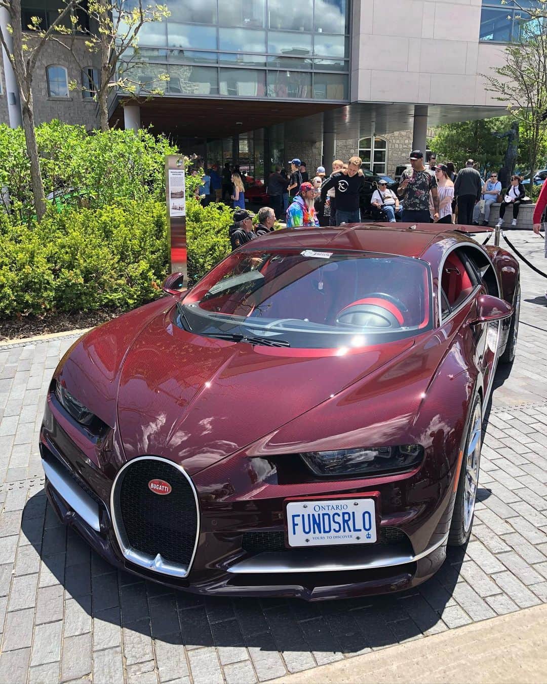 CarsWithoutLimitsさんのインスタグラム写真 - (CarsWithoutLimitsInstagram)「Red Carbon Bugatti #Chiron  Photo @shaw416  Owner @hapyhipi  #carswithoutlimits」6月12日 1時50分 - carswithoutlimits