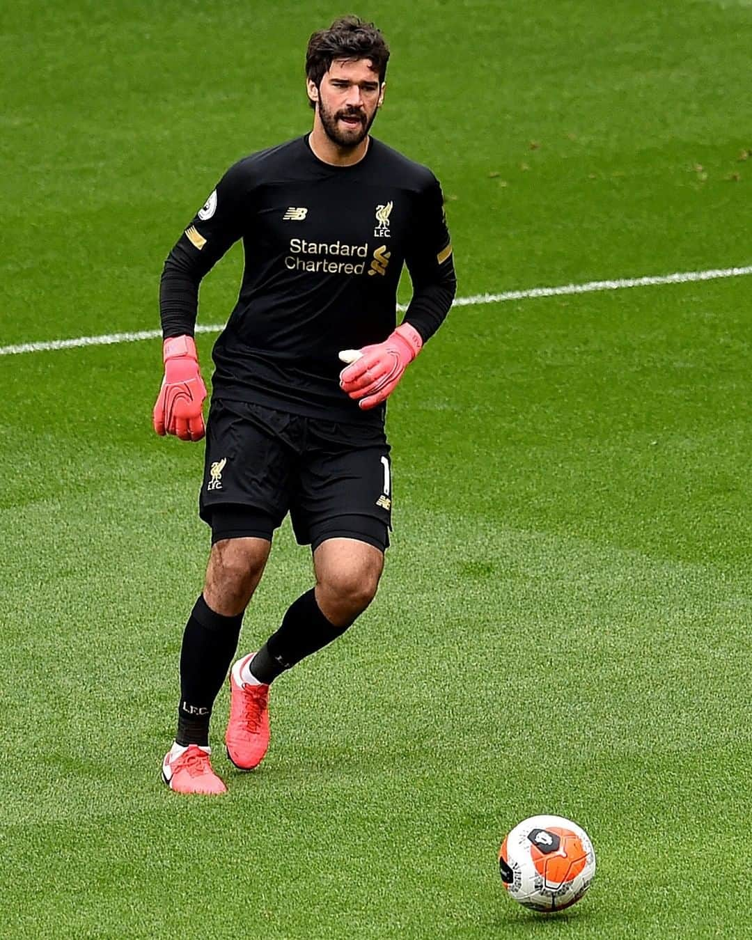 リヴァプールFCさんのインスタグラム写真 - (リヴァプールFCInstagram)「In action at Anfield 🤩🙌 #LFC #LiverpoolFC #Liverpool #Anfield #StaySafe」6月12日 2時02分 - liverpoolfc