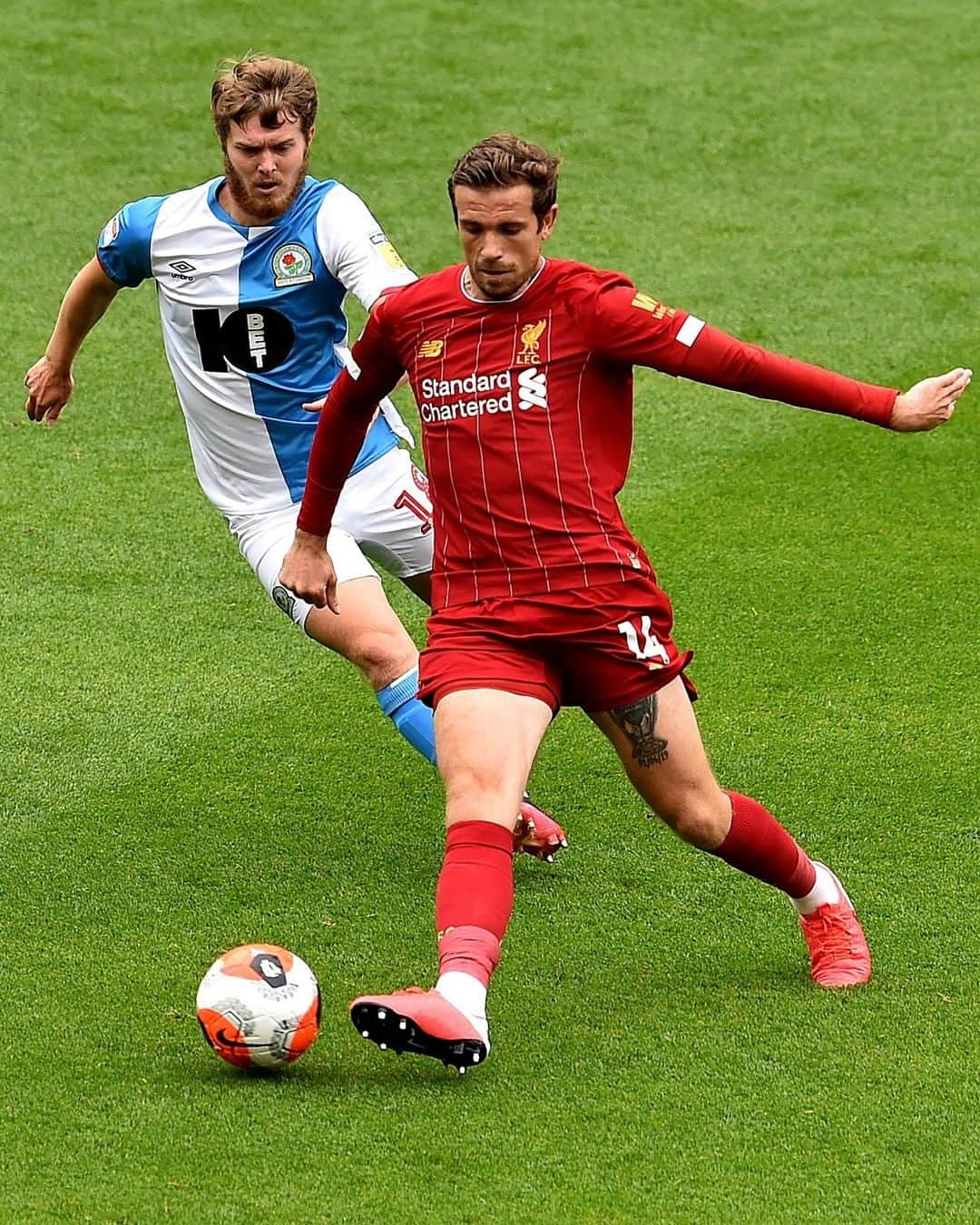 リヴァプールFCさんのインスタグラム写真 - (リヴァプールFCInstagram)「In action at Anfield 🤩🙌 #LFC #LiverpoolFC #Liverpool #Anfield #StaySafe」6月12日 2時02分 - liverpoolfc