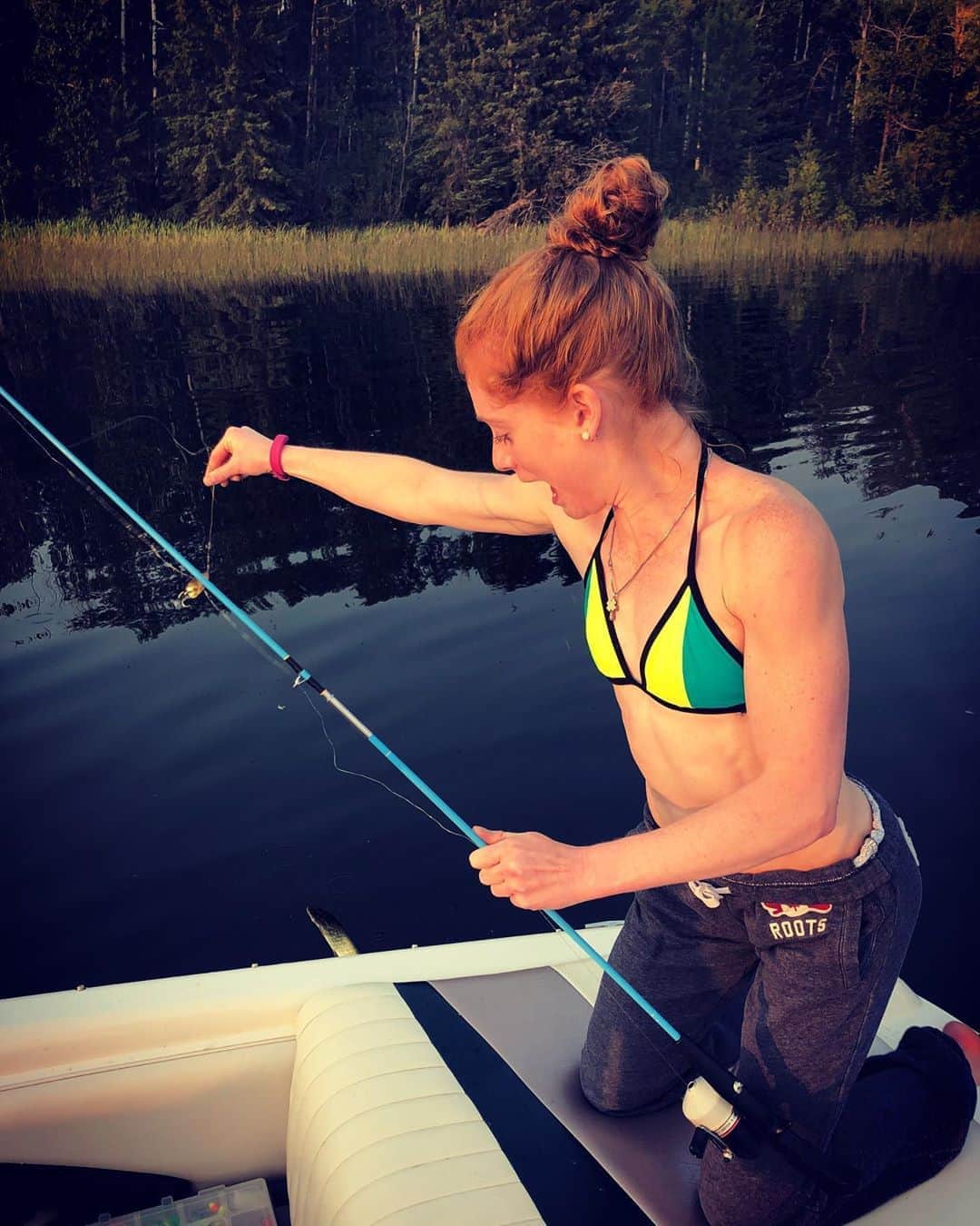 ナターシャ・ピュリッチのインスタグラム：「Throwback Thursday to a good old game of catch and release because the monsters I catch are on the same percentile of the growth chart as me. #littlegaffers #afternoonwellspent #hanmorelake」
