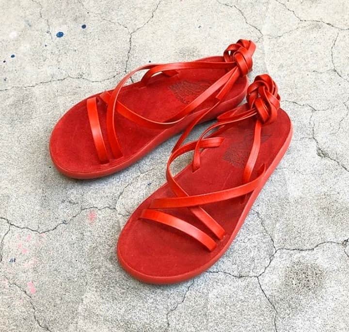アンシャングリークさんのインスタグラム写真 - (アンシャングリークInstagram)「🌶️ RED HOT 🌶️⁠ ⁠ Our Morfi Comfort sandals are real show stoppers 😍  Pic via @super_dot_market⁠ ⁠ #AncientGreekSandals #RedHotSummer」6月12日 2時01分 - ancientgreeksandals