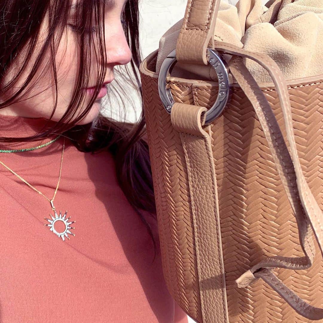 のインスタグラム：「Santina Light tan • a classic bucket bag that has a long strap that can be attached and removed as you wish 🥖 #bucketbag #bag #style #summer #woven #madeinitaly」