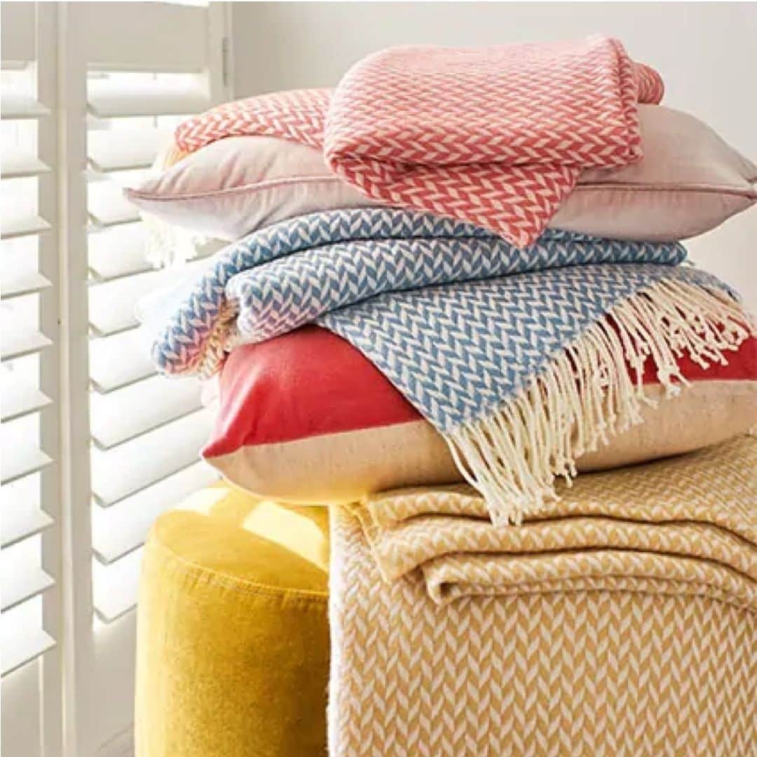 ローラアシュレイのインスタグラム：「Nothing brings the look together like a few well-chosen throws and scatter cushions. Contemporary and versatile, the Arya design seamlessly fits with most interior themes, creating cosy and inviting spaces with a modern feel. Shop now with up to 25% off all throws.」