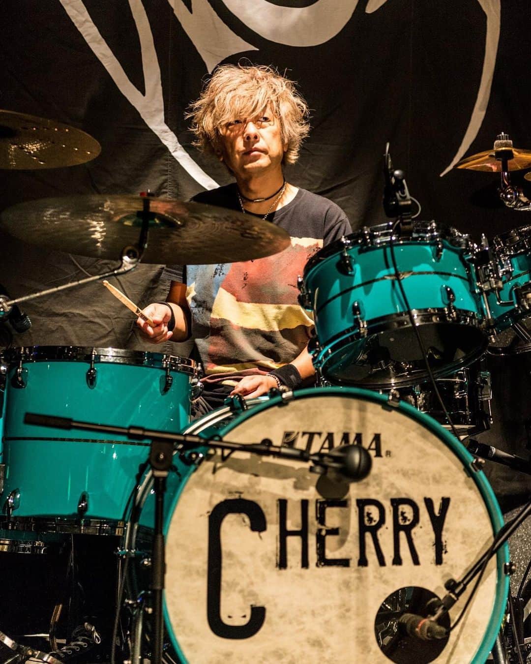 小柳“Cherry”昌法さんのインスタグラム写真 - (小柳“Cherry”昌法Instagram)「発表になる前に 中止が決定してしまったライブは きっと数知れず・・・。(>_<) ボクにもその波は 大なり小なりやって来た。 仕方ないけどね。 また是非リベンジしたいものです！！ 東京アラートも解除になり 少しずついろんな可能性も 戻りつつある。 もう少し。 もう少し。 (photo by mr.Morishima) 😠 #drummer_cherry #ドラマー #tamadrums #zildjian #evans」6月12日 2時12分 - cherry_drummer