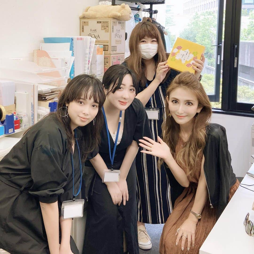 鈴木絢子さんのインスタグラム写真 - (鈴木絢子Instagram)「・ ・ 【beaus🌟6周年】 2014年5月に発足し、早6年✨ ・ 企業の#PR支援 を軸にした美容＆ヘルスケアにおける#専門家キャスティング から始まり、インフルエンサー、YouTuber 、、、 時流に合わせて幅を広げつつ、6周年を迎えたbeaus🌟 ・ 今後も良い意味で変化を遂げながら、 情勢に合わせたメニュー展開を。 かゆいところに手が届くようなサービスを。 そうやって、必要とされる企業になれたらいいなと思います😊 ・ 6月から若手スタッフが加入❣️ また新たな空気感が生まれそうです✨ ・ ・ ・ #美容ヘルスケア #PR支援 #ビューズ #専門家 #インフルエンサーキャスティング #PRマーケティング #フリーランス #美容家 #6th #継続は力なり #YouTuberキャスティング #PR会社 #美容 #会社経営 #青山オフィス #beaus」6月12日 2時13分 - ayako_suzuki810