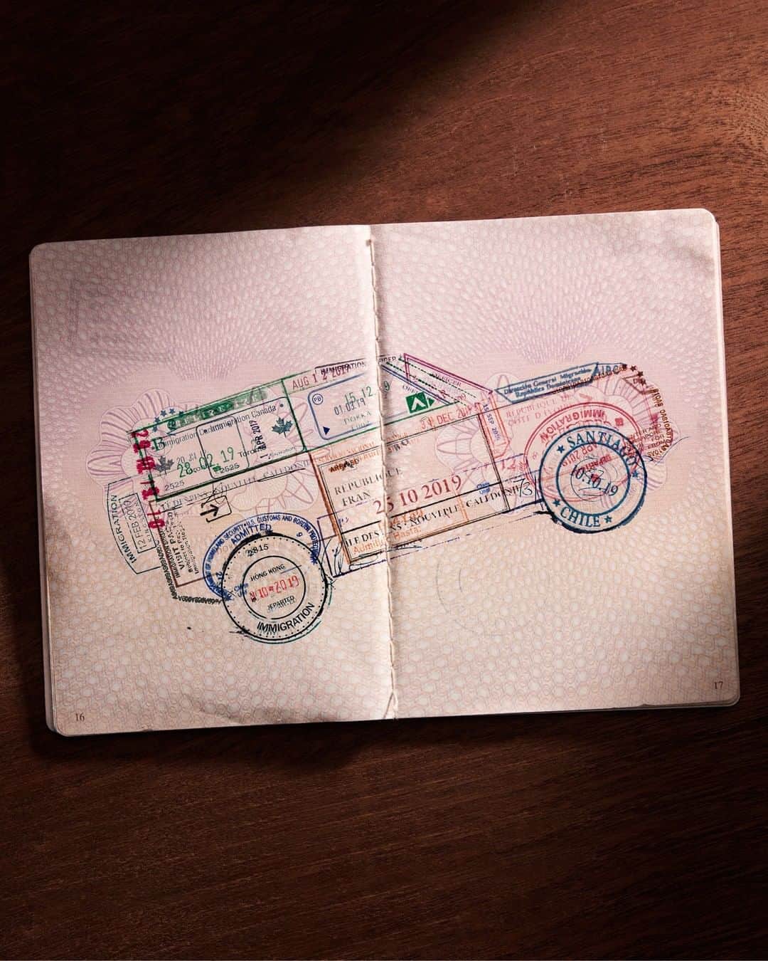 Land Roverさんのインスタグラム写真 - (Land RoverInstagram)「The shape of adventure. Here’s to celebrating the memories of adventures past and the excitement of those to come with the new #LandRover #DEFENDER.  #ClassicAds #TeamDefender #NewDefender #LandRoverDefender #4x4 #HavePassportWillTravel」6月12日 2時18分 - landrover