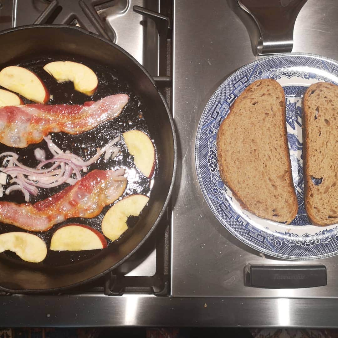 マーヴィン・トランのインスタグラム：「Homemade #sourdough, Bacon, Apple, Onion, Cheddar, Ricotta」