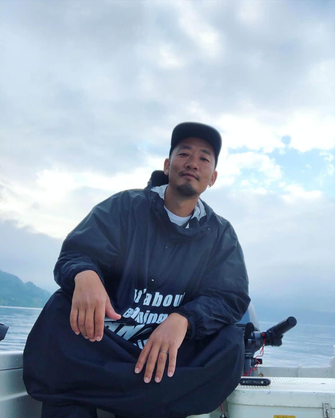 小堺大輔さんのインスタグラム写真 - (小堺大輔Instagram)「WAWWのポンチョは調子いいよ。  釣りの方は調子悪いけど。  にしても、今朝の朝焼けはヤバかった。  #洞爺湖 #釣り #2日目 #洞爺湖釣り #洞爺マリン  #waww」6月12日 7時56分 - daisuke_kosakai