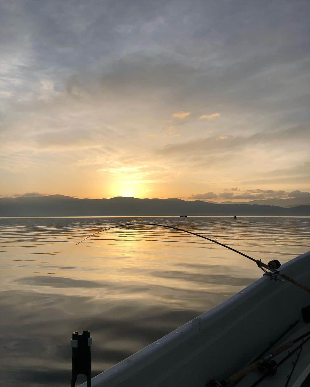 小堺大輔さんのインスタグラム写真 - (小堺大輔Instagram)「WAWWのポンチョは調子いいよ。  釣りの方は調子悪いけど。  にしても、今朝の朝焼けはヤバかった。  #洞爺湖 #釣り #2日目 #洞爺湖釣り #洞爺マリン  #waww」6月12日 7時56分 - daisuke_kosakai
