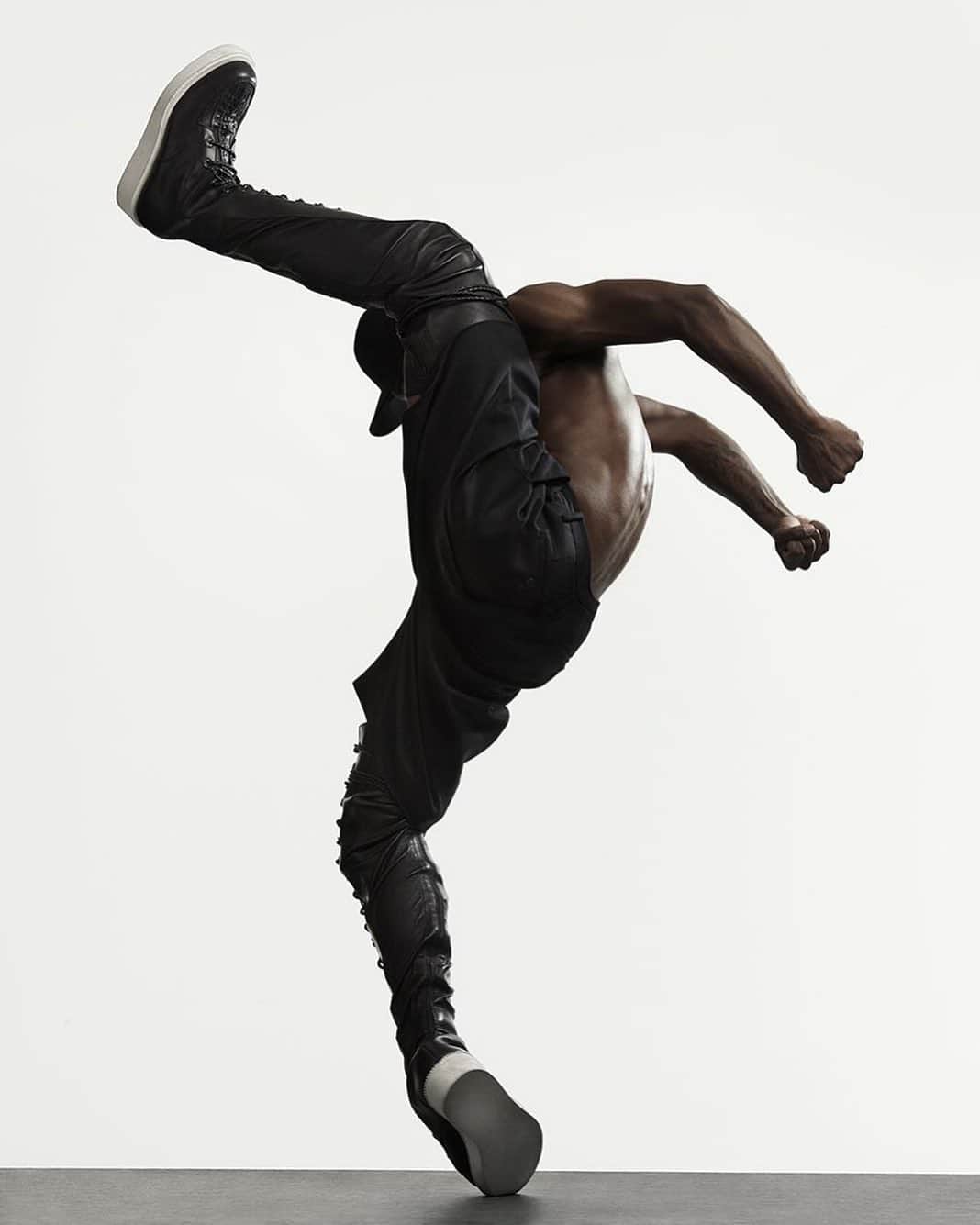 Lil Buckのインスタグラム：「I am a BLACK MAN!..... I build .... I don't tear down other BLACK MEN! ....I have felt the pain of being torn down and I have decided I will be deliberate about building others! So for my fellow BLACK MEN, Let’s not just talk about building each other up and really BE ABOUT IT!!!」