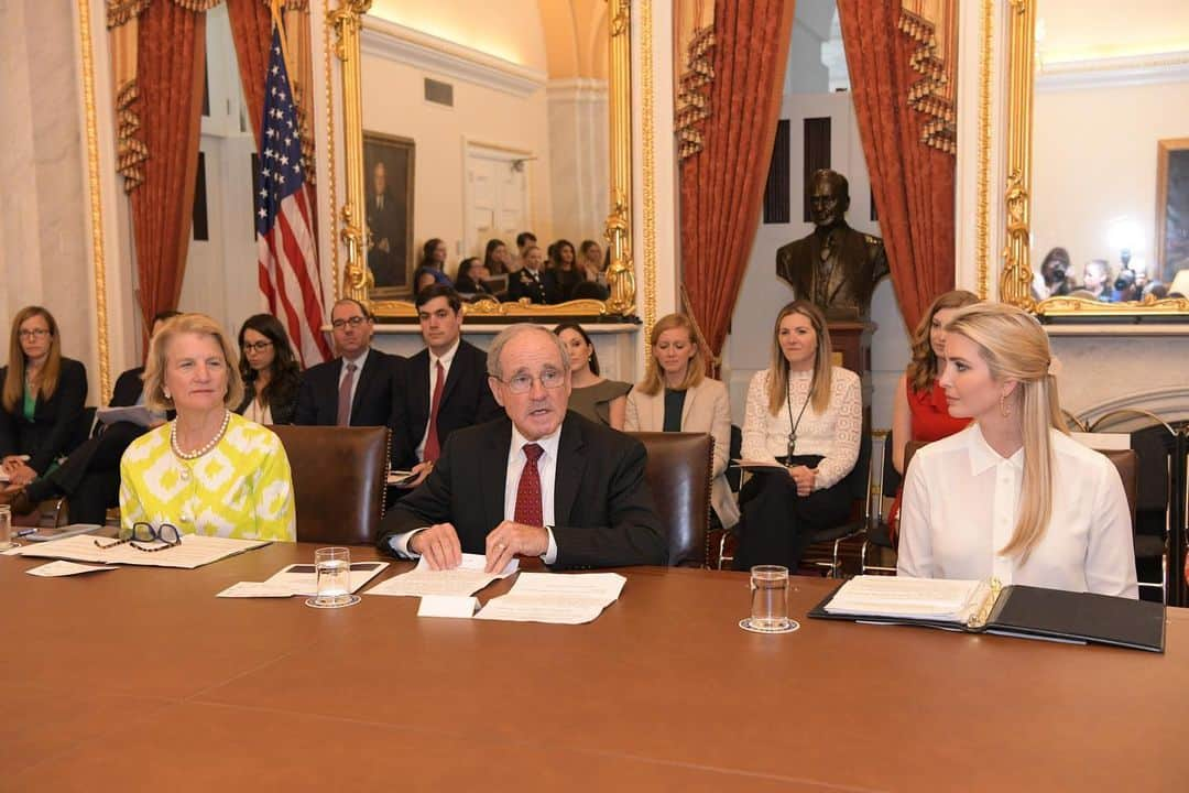 イヴァンカ・トランプさんのインスタグラム写真 - (イヴァンカ・トランプInstagram)「Last year with bipartisan members of Congress, we unveiled the United States Strategy on Women, Peace, and Security.  Learn how the United States is continuing to lead and recognize the advanced position of women as agents of change in preventing + resolving conflict and building lasting peace + security. #WPS🇺🇸🌎 ~Link in my IG story~」6月12日 2時32分 - ivankatrump