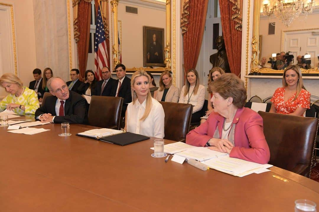 イヴァンカ・トランプさんのインスタグラム写真 - (イヴァンカ・トランプInstagram)「Last year with bipartisan members of Congress, we unveiled the United States Strategy on Women, Peace, and Security.  Learn how the United States is continuing to lead and recognize the advanced position of women as agents of change in preventing + resolving conflict and building lasting peace + security. #WPS🇺🇸🌎 ~Link in my IG story~」6月12日 2時32分 - ivankatrump