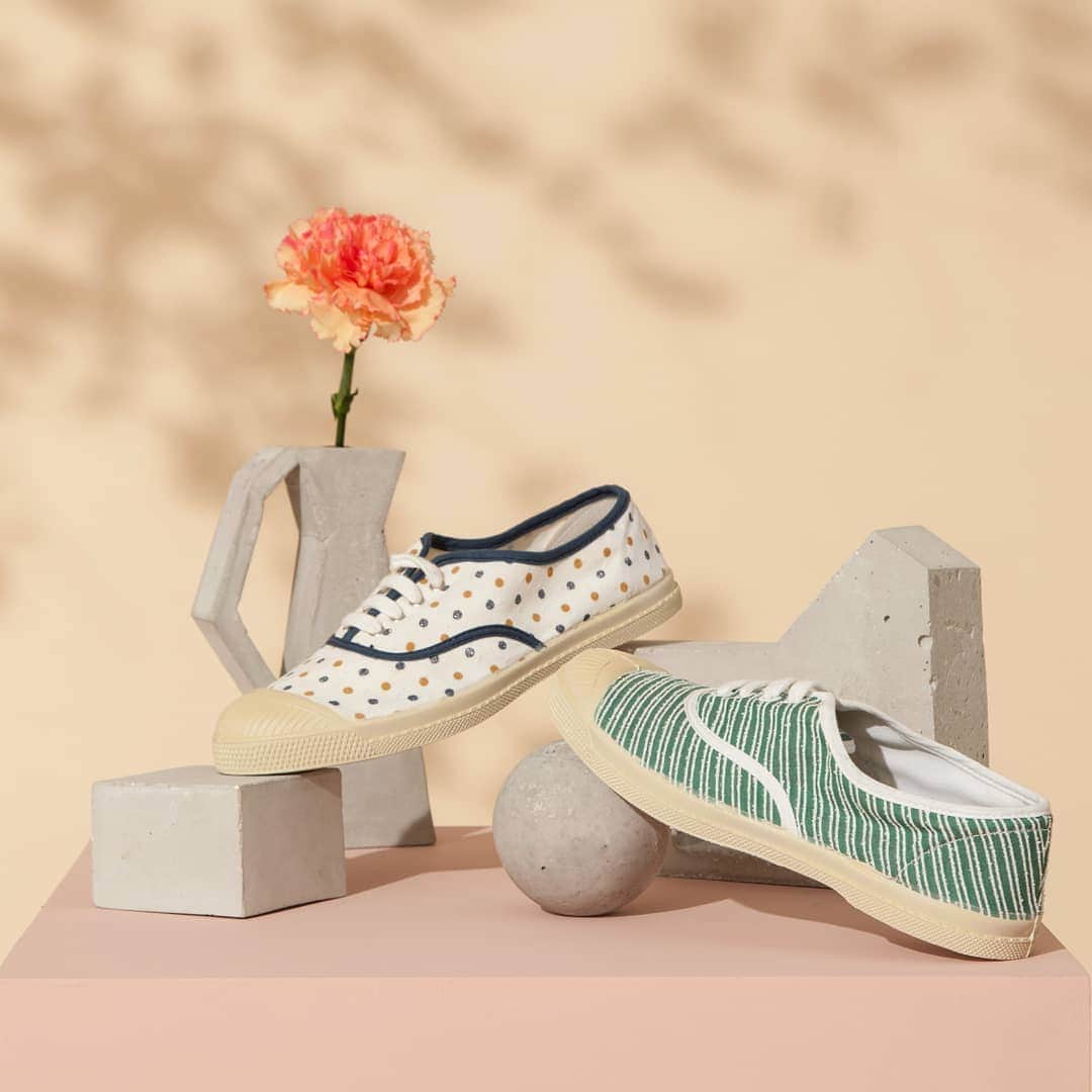 ベンシモンのインスタグラム：「Nos petites tennis indispensables de l'été 🌼  Unies ou à motifs, découvrez nos nouvelles tennis en ligne et dans nos boutiques 💙 ​Pssst, une sélection de nos tennis fera aussi partie de nos ventes privées demain ! Pour ne rien manquer abonnez-vous à notre newsletter 😉 (lien dans la bio) ​🇬🇧 Our little tennis essentials of the summer 🌼  Plain or patterned, discover our new tennis shoes online and in our shops 💙 Pssst, a selection of our tennis shoes will also be part of our private sales tomorrow! If you don't want to miss anything, subscribe to our newsletter 😉 (link in bio) ​#bensimon #bensimoncollection #tennis #tennisbensimon #bensimontennis #mode」