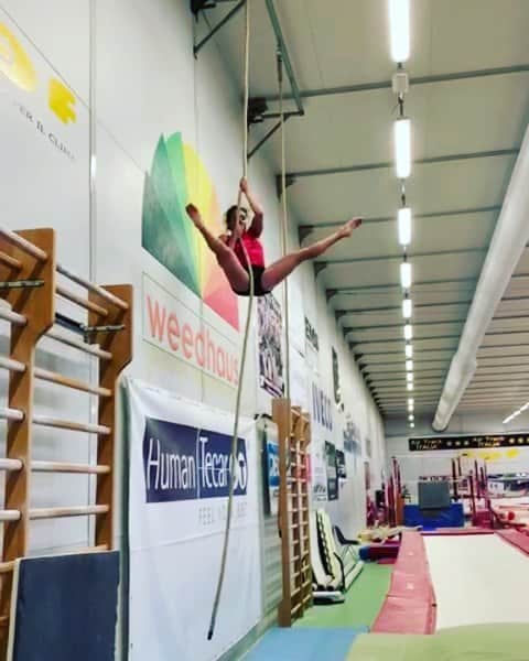 バネッサ・フェラーリのインスタグラム：「Voglio toccare il cielo... 🦸‍♀️😜 Ma per oggi mi accontento del soffitto 😁  #vanessaferrari #gymnastics #italiateam #fitgirl #fitness #workout #gym」
