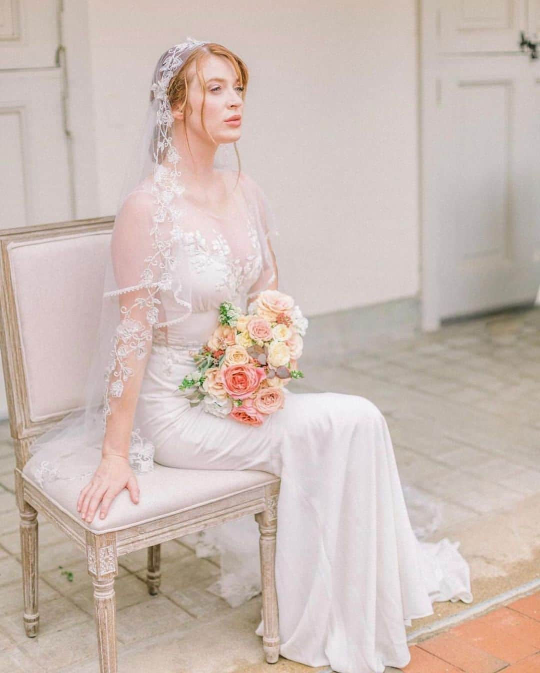 ローラ・カークパトリックさんのインスタグラム写真 - (ローラ・カークパトリックInstagram)「Me sitting on the edge of my seat waiting for the wedding @mockparty June 30th 🥰🤩 theme “ Orange You Cute” 🍊🍊🍊 Can’t wait to shoot with beautiful flowers and dress again 🥰🍊👰🏼 Photo I’m so obsessed with!: Photographer @magnoliatreephotoco  host @tracyburchphotography florist @gradientandhue venue @cheekwood & @cheekwoodweddings dresses & veils @clairepettibone shoes @bellabelleshoes hair & makeup for Laura @makeupbykatielaine model @Laura_allstar rentals @pleasebeseasted  #styledshoot #cheekwoodweddings #antm #cincinnatistylist #cincinnatistyledshoot #cincinnatibridal」6月12日 2時51分 - laura_allstar