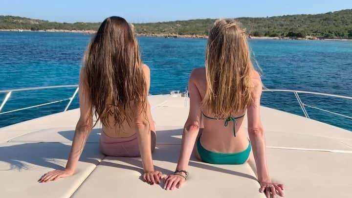 ヴラダ・ロスリャコヴァのインスタグラム：「We make sure they getting it without us saying a word. 😎Happy birthday to my incredible friend @alla 🌷You are my inspiration in many aspects of life and It is a true gift to have you as a friend! 🎉」