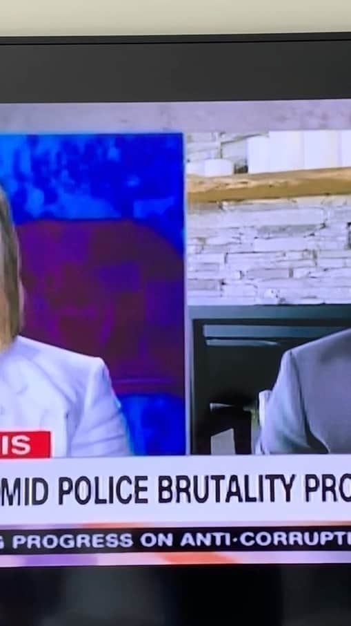 キャシー・グリフィンのインスタグラム：「Wow, @briannakeilar conducted a REAL INTERVIEW with Dan Abrams, host of #LivePDCancelled. Yikes, Dan melted down and got hostile with her. #BLM」