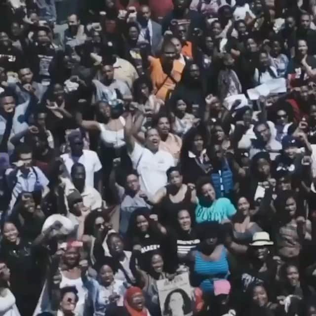 アジャ・ナオミ・キングのインスタグラム：「Repost from @taranajaneen • We are global. Text Defend to 90975 . To lay a path for future generations, we are calling for the SIX NINETEEN mobilization on Juneteenth weekend. June 19-21. . We invite you to take action from home, in your community or by joining us in Washington, DC. . The chant heard in this video is known in South Africa as the Toyi Toyi, popularized during the anti-apartheid freedom movement. It is a call to formation and is still used to project power on the frontlines by activists facing armed militarized resistance.  #sixnineteen #defundpolice」