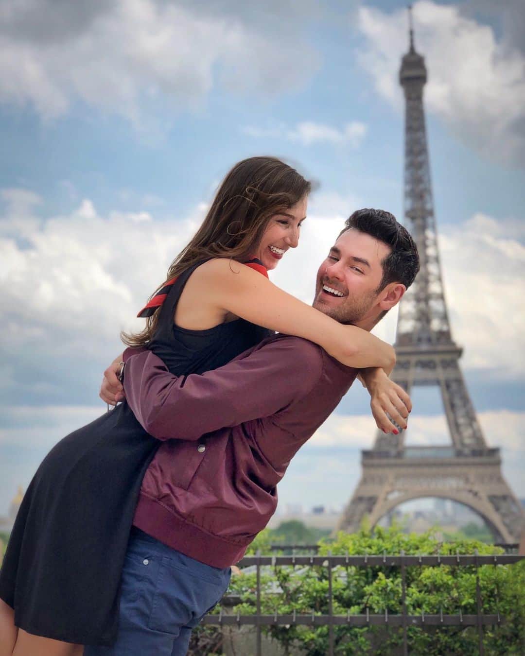 ブレンダン・ロビンソンさんのインスタグラム写真 - (ブレンダン・ロビンソンInstagram)「#ThrowbackThursday Can’t believe we were in #Paris A YEAR AGO!?!? Time flies!! 🇫🇷 . . . #tbt #France #vacation #travel #couple #eiffeltower #romance #love」6月12日 3時25分 - brendanrobinson