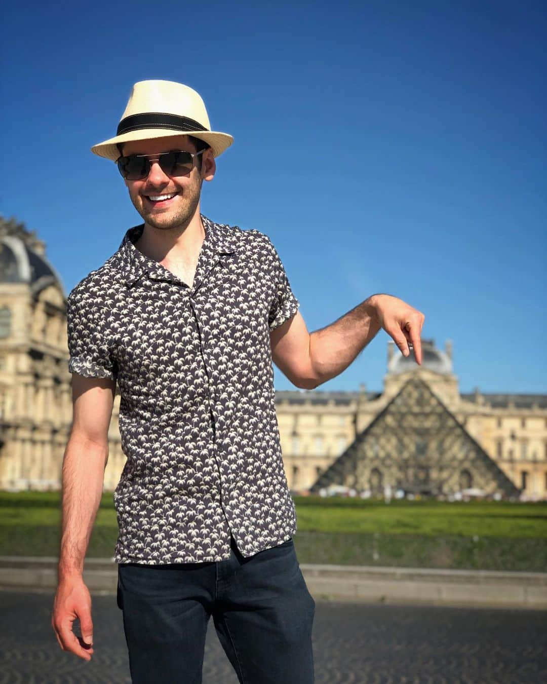 ブレンダン・ロビンソンさんのインスタグラム写真 - (ブレンダン・ロビンソンInstagram)「#ThrowbackThursday Can’t believe we were in #Paris A YEAR AGO!?!? Time flies!! 🇫🇷 . . . #tbt #France #vacation #travel #couple #eiffeltower #romance #love」6月12日 3時25分 - brendanrobinson