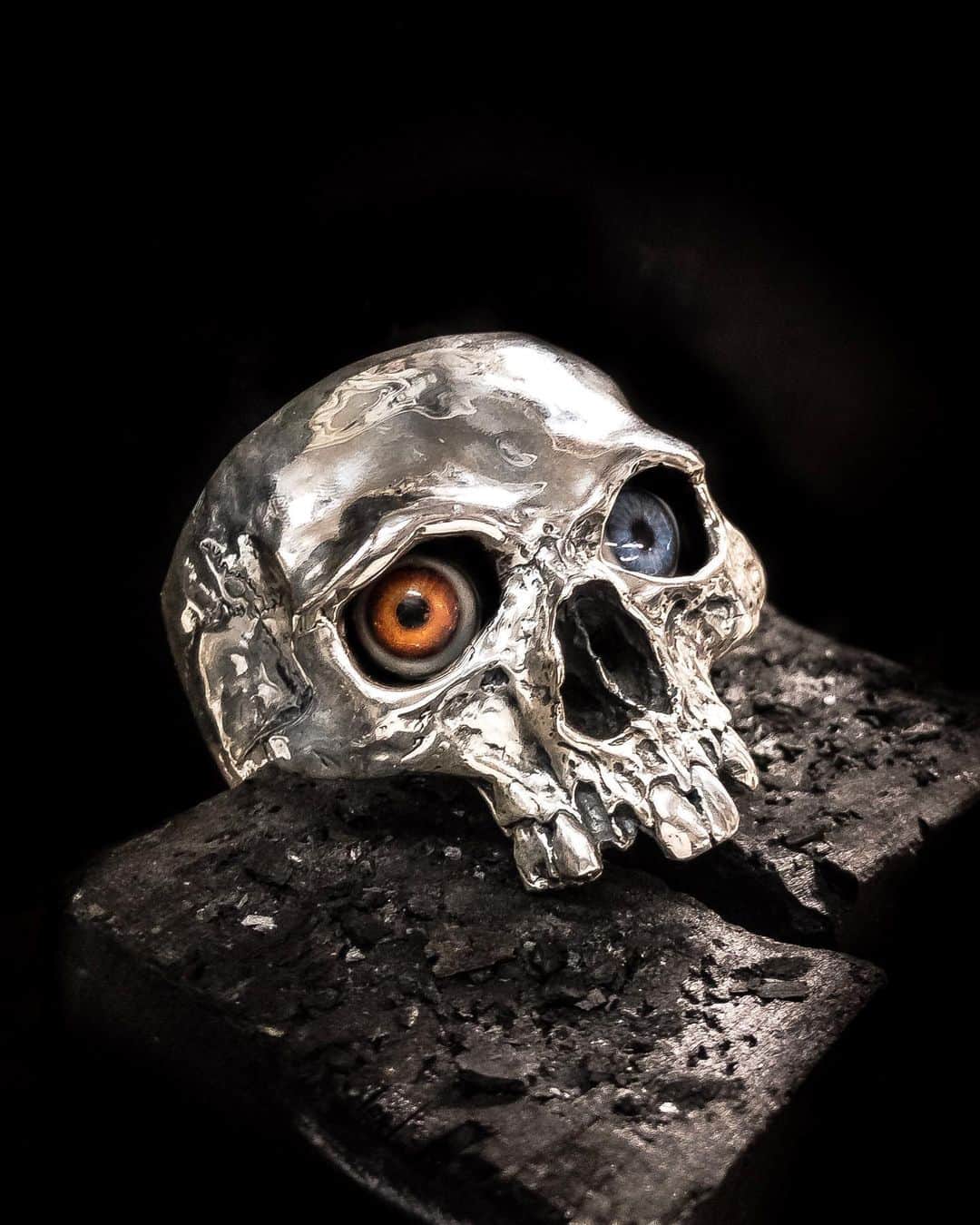 クレイジーピッグさんのインスタグラム写真 - (クレイジーピッグInstagram)「Okay so this is just a prototype/concept piece and it’s not for sale but damn it looks cool 😍 The XL Skull Cuff is available without the eyes though #skull #eyes #cuff #gothic #heavymetal #rocknroll #bracelet #toothy #halfjaw」6月12日 3時31分 - crazypigdesignslondon