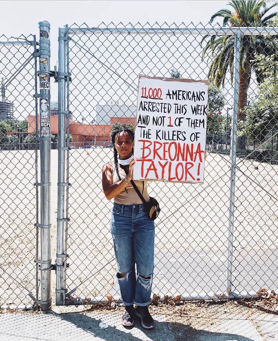 Grace Bonneyのインスタグラム：「UPDATE: this passed! [Image of @kfrastar by @tjwisco ]  Breonna Taylor was a 26-year old EMT who was shot and murdered by the Louisville Metro Police while she slept in her bed. To date, no one has been arrested for her murder.  Tonight Louisville is voting on #breonnaslaw which could stop no-knock raids*. Again, the vote is TONIGHT. If you live locally, know anyone who does, or can use your platform and voice to help make sure this passes, please do.  You can call ☎️ 502-735-1784  Email 📧 the council (see the link in my profile above to an email template that @carenerose created that will automatically go to the council) and share this information with your community. *From WDRB: "this ordinance would limit the use of no-knock warrants to extreme circumstances involving a threat of harm or death to officers or civilians. But it's possible the language on the proposal could be modified by council to eliminate them completely. If not, Mayor Greg Fischer says his suspension of no-knock warrants will stay in place.” *This ordinance won’t solve the problem of systemic racism and the need to defund the police. But it is one necessary step that can be taken alongside the work for radical change.」