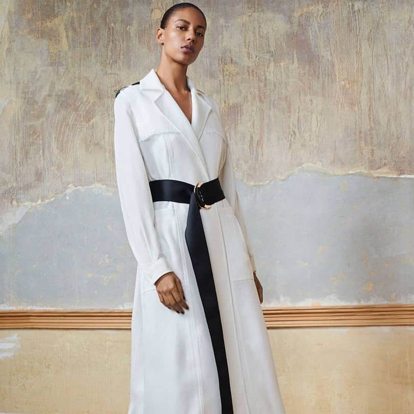 のインスタグラム：「The ultimate summer trench and the perfect forever piece  #trenchcoat  #summercoat  #utility #minimalchic  Photographer: @janlehner  Styling: @cathykasterine  Hair: @neilmoodie  Make up: @zoetaylormakeup  Model: @jjaysillah」