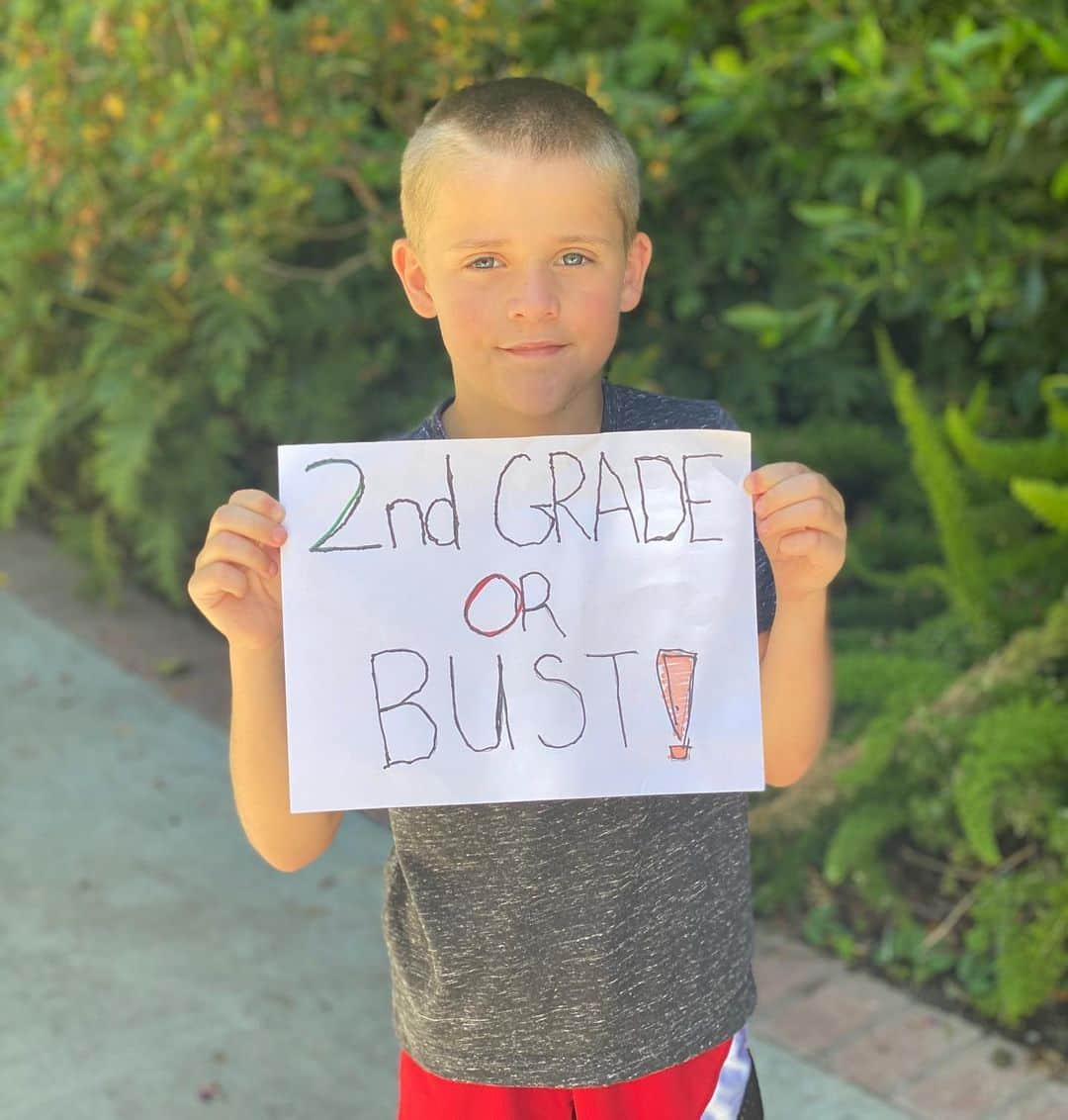 リース・ウィザースプーンさんのインスタグラム写真 - (リース・ウィザースプーンInstagram)「Second grade or bust!! Happy Graduation! So proud of my littlest guy. #growing up ❤️🎓 💫」6月12日 4時13分 - reesewitherspoon