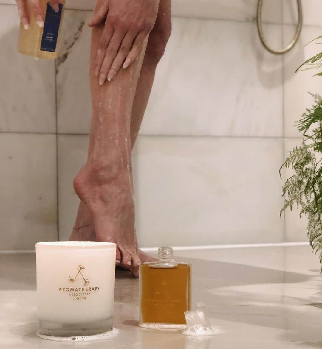 のインスタグラム：「⁣@reneelapino shares her aromatherapy nighttime routine 🌙 —⠀ ⠀ "I’ve been relying on @aromatherapyassociates to keep me calm and stress-free with their beautifully scented Relax range. I have been enjoying Relax as an evening fragrance, showering with the bath and shower oil every night, and lathering up with the body wash. Ending my day with the naturally derived fragrance has made a big impact on my mood. Last week I actually carried the candle from room to room with me as I had evening consultations and then hosted a webinar - it makes that big of a difference. I feel chill, calm and happy, not tired, I simply feel completely relaxed".⠀ ⠀ What are your aromatherapy favourites before bedtime? Let us know below 👇」