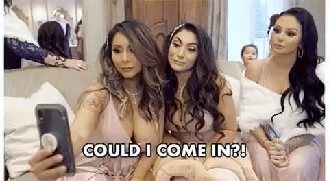 ニコール・ ポリッツィのインスタグラム：「COULD I?! New episode @itshappeningpodcast tomorrow 🖤」